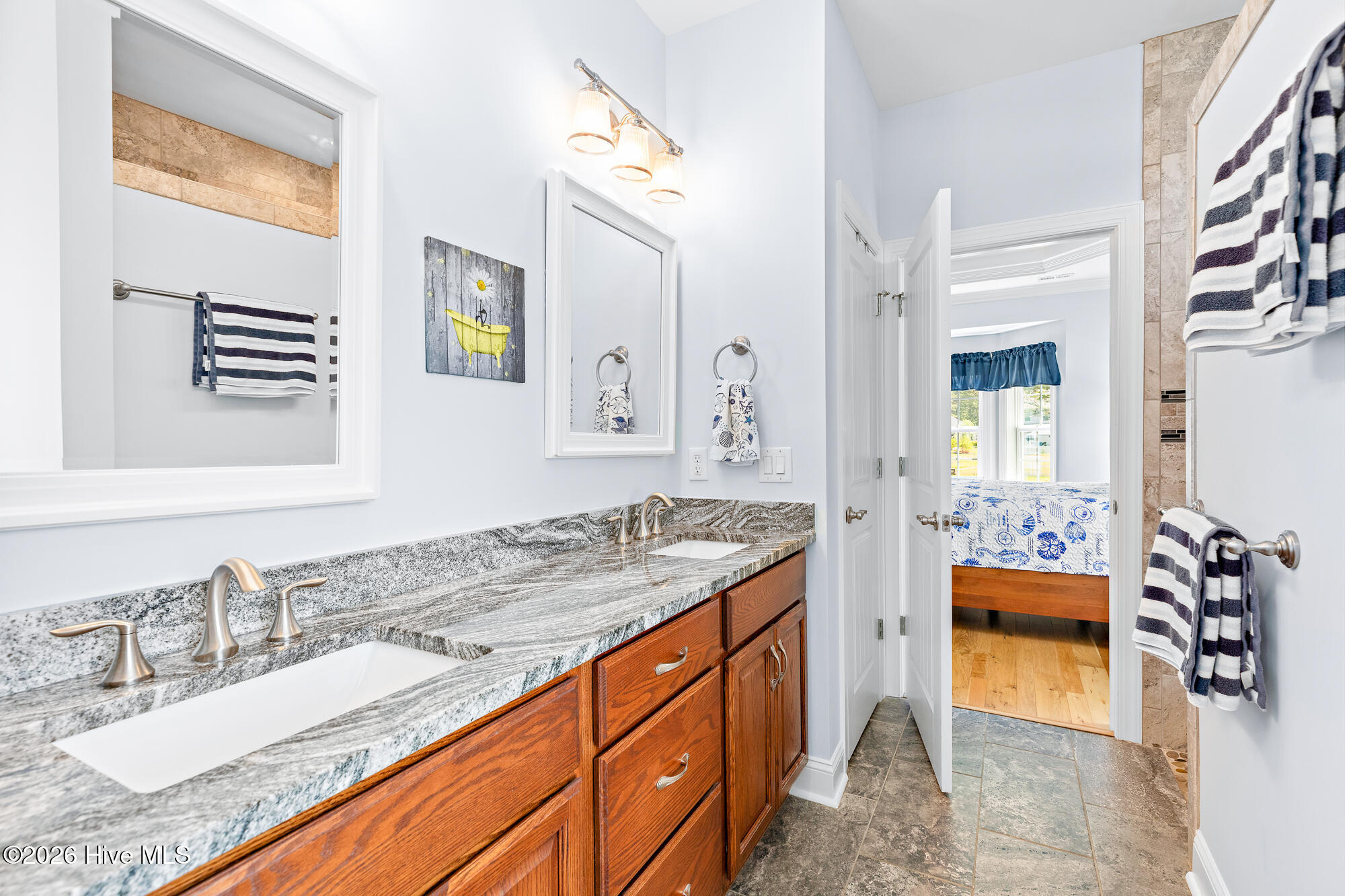 100567738 | Photo 30