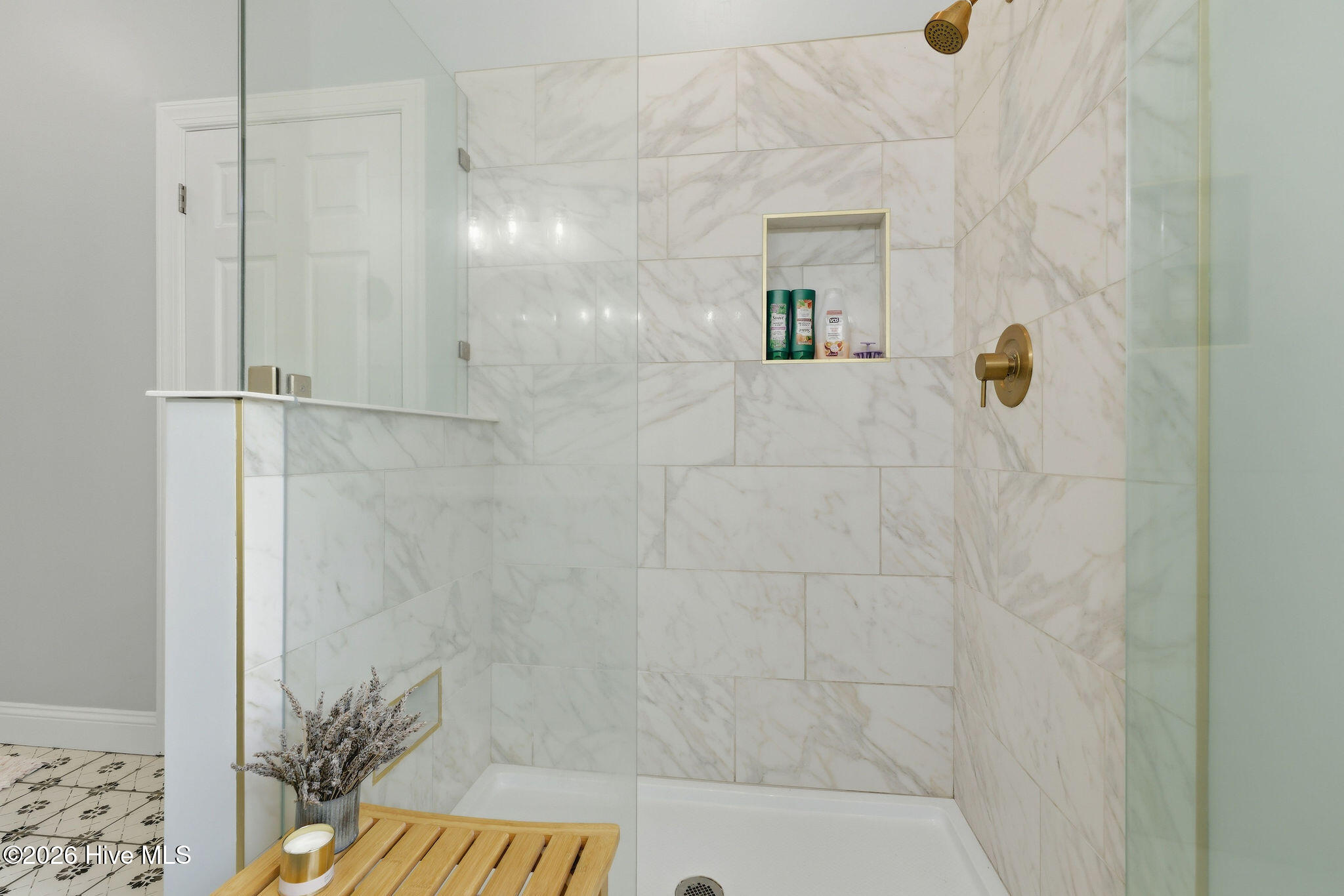 100565672 | Photo 35