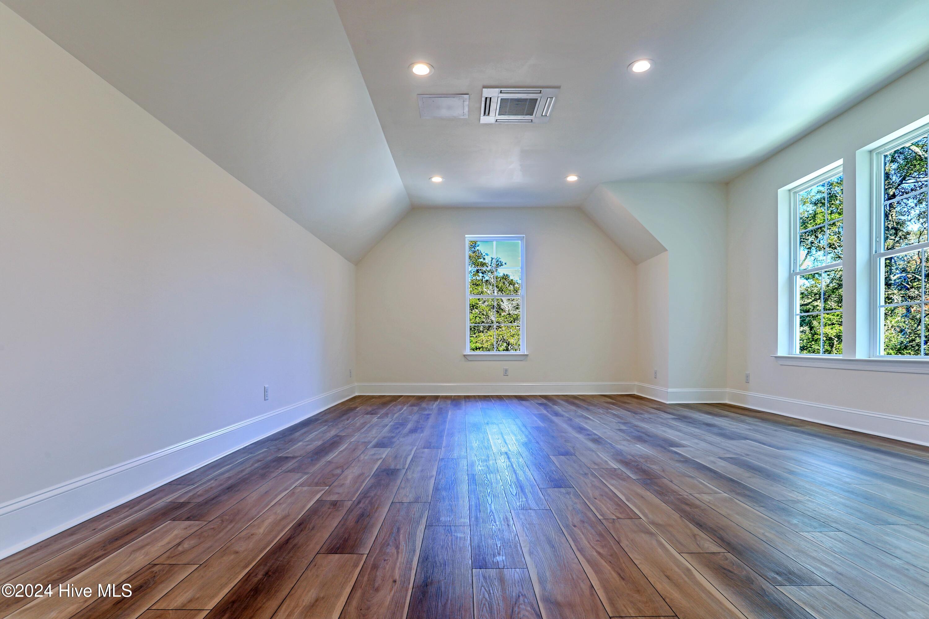 100481314 | Photo 52