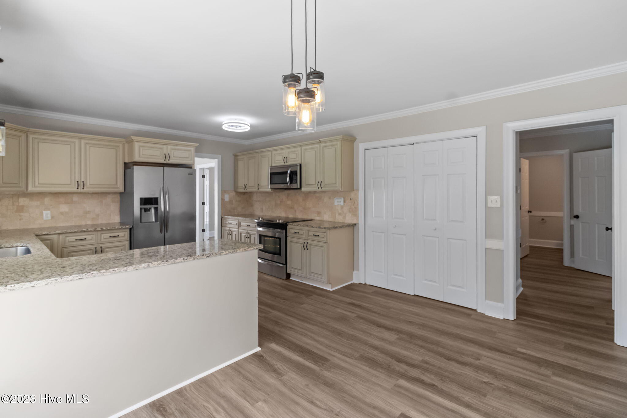 100560043 | Photo 15