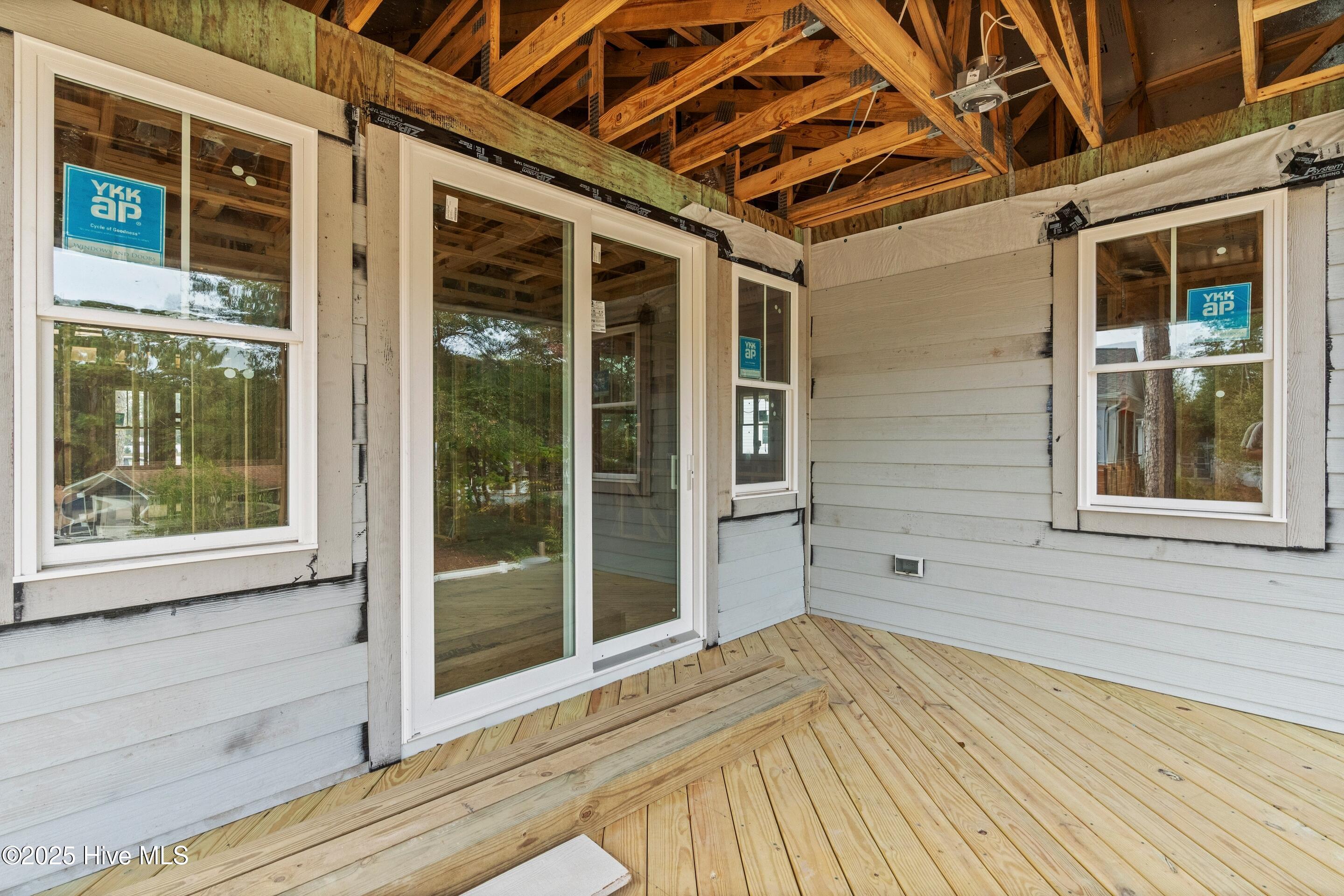 100543070 | Photo 50