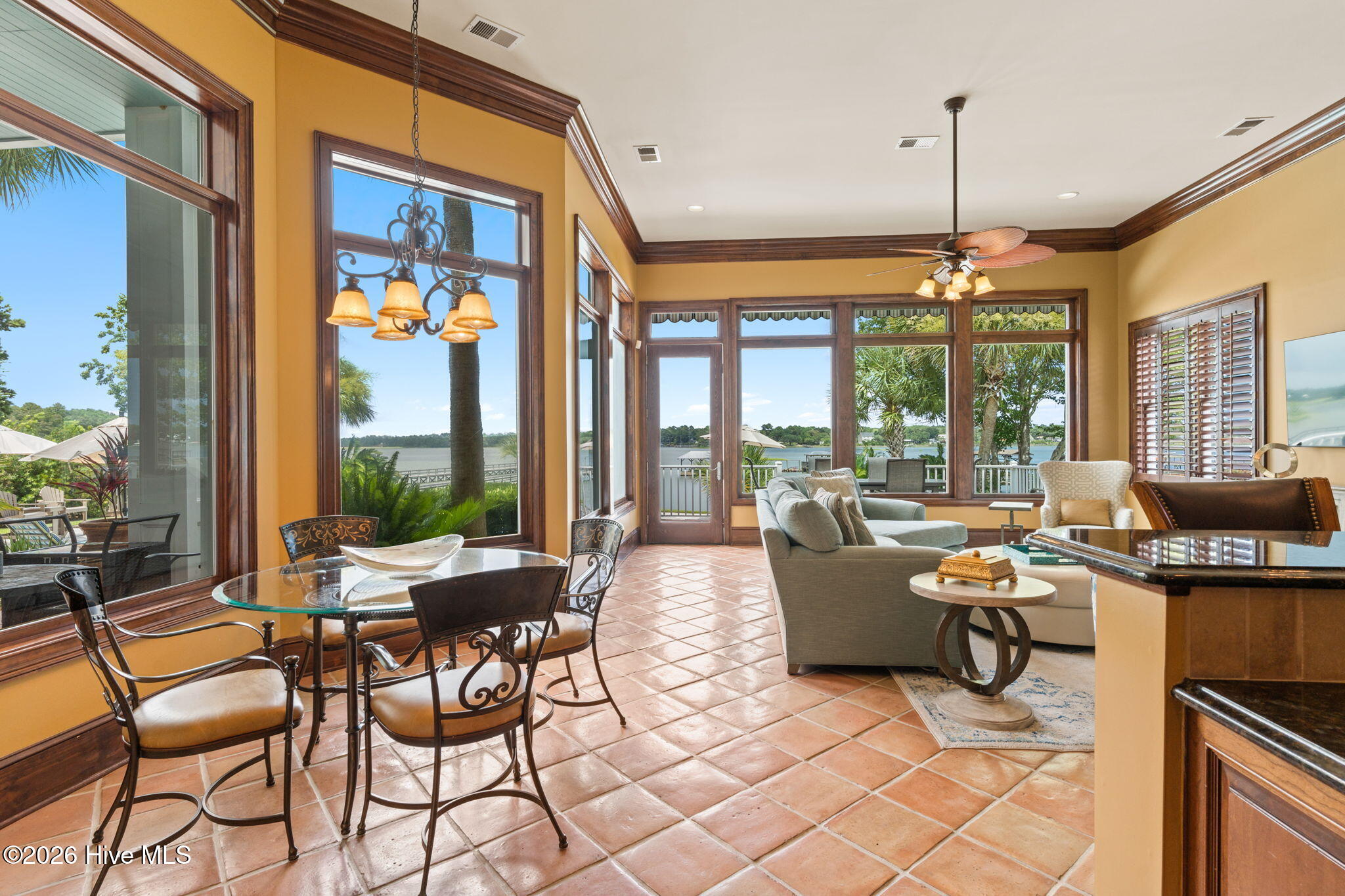 100554709 | Photo 11