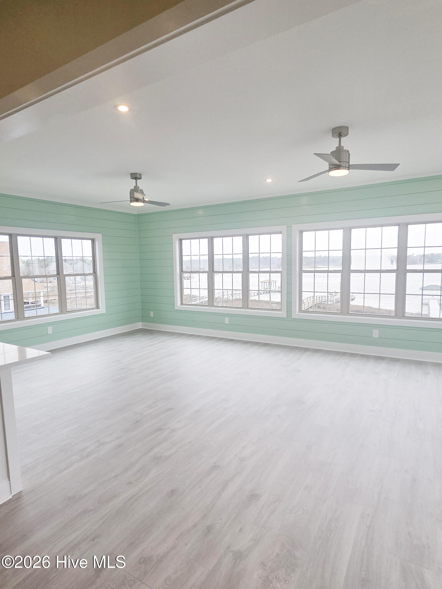 100535825 | Photo 16