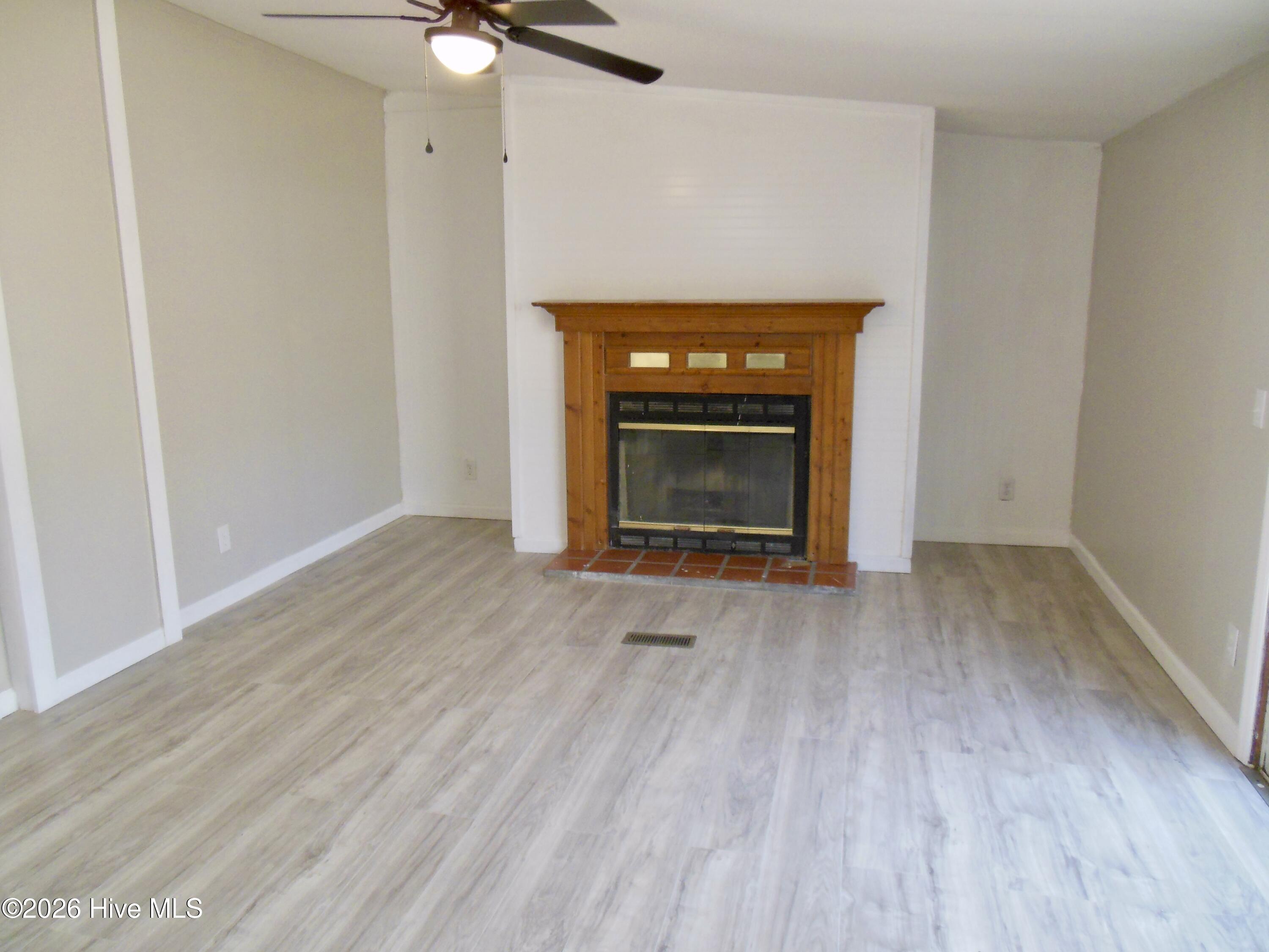 100550725 | Photo 11