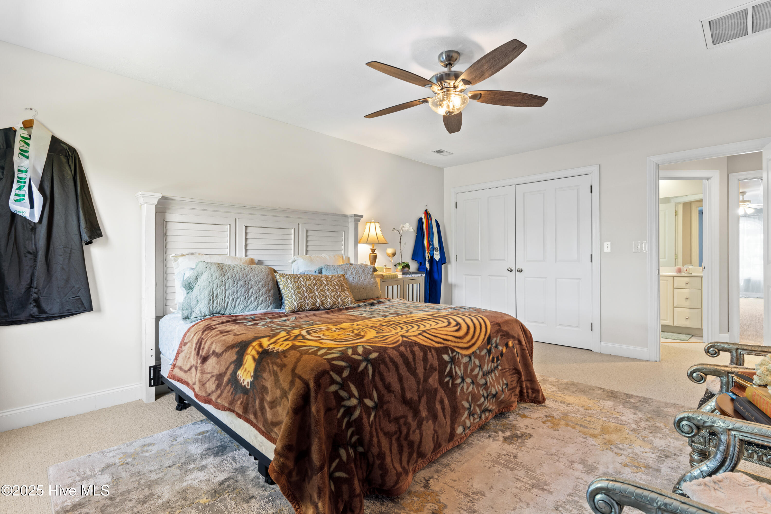 100548796 | Photo 51