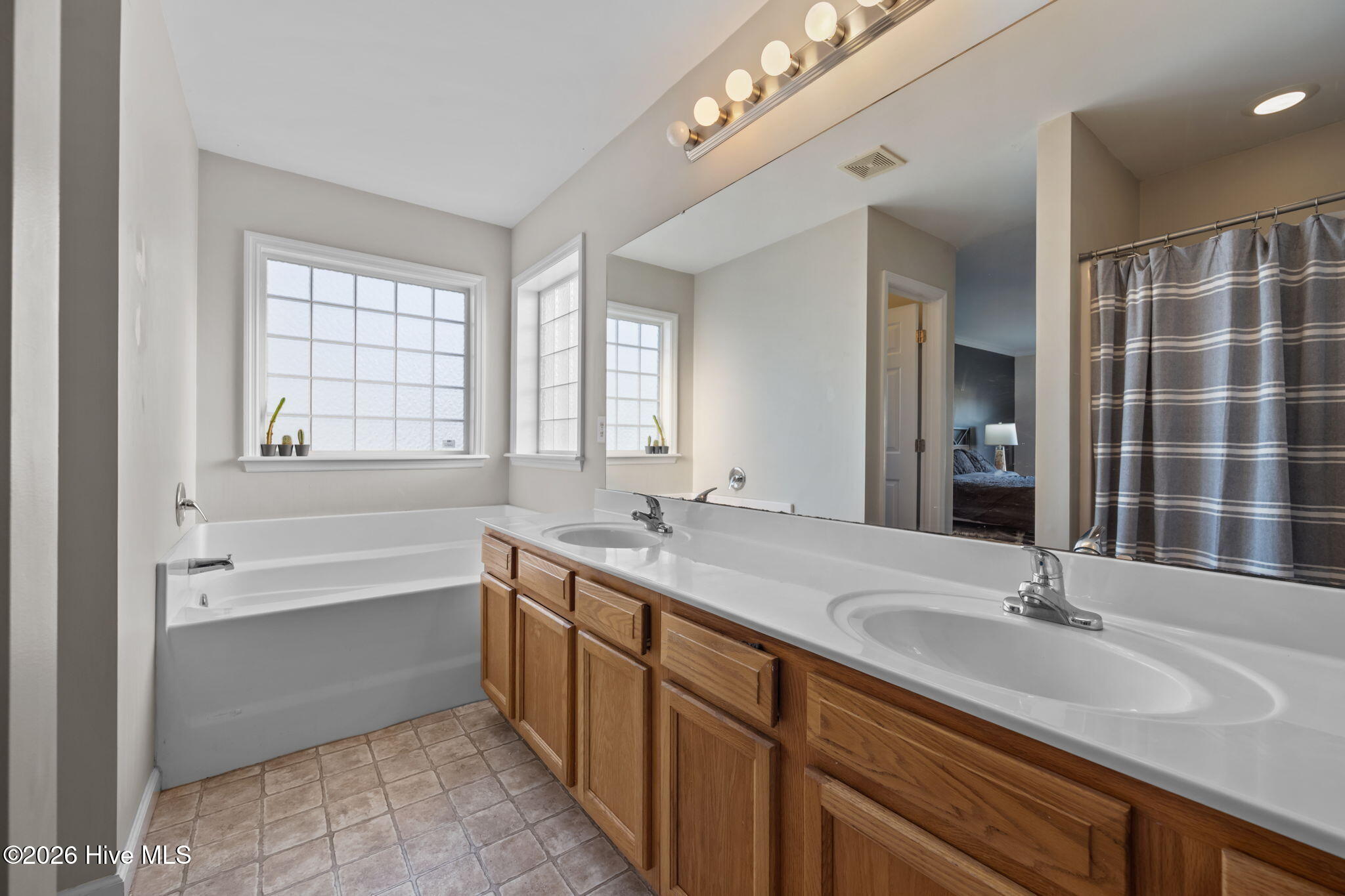 100567671 | Photo 46