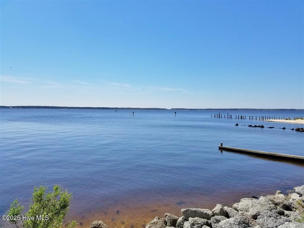 Unrestricted Access to Neuse River and ICW in 7' dredged channel