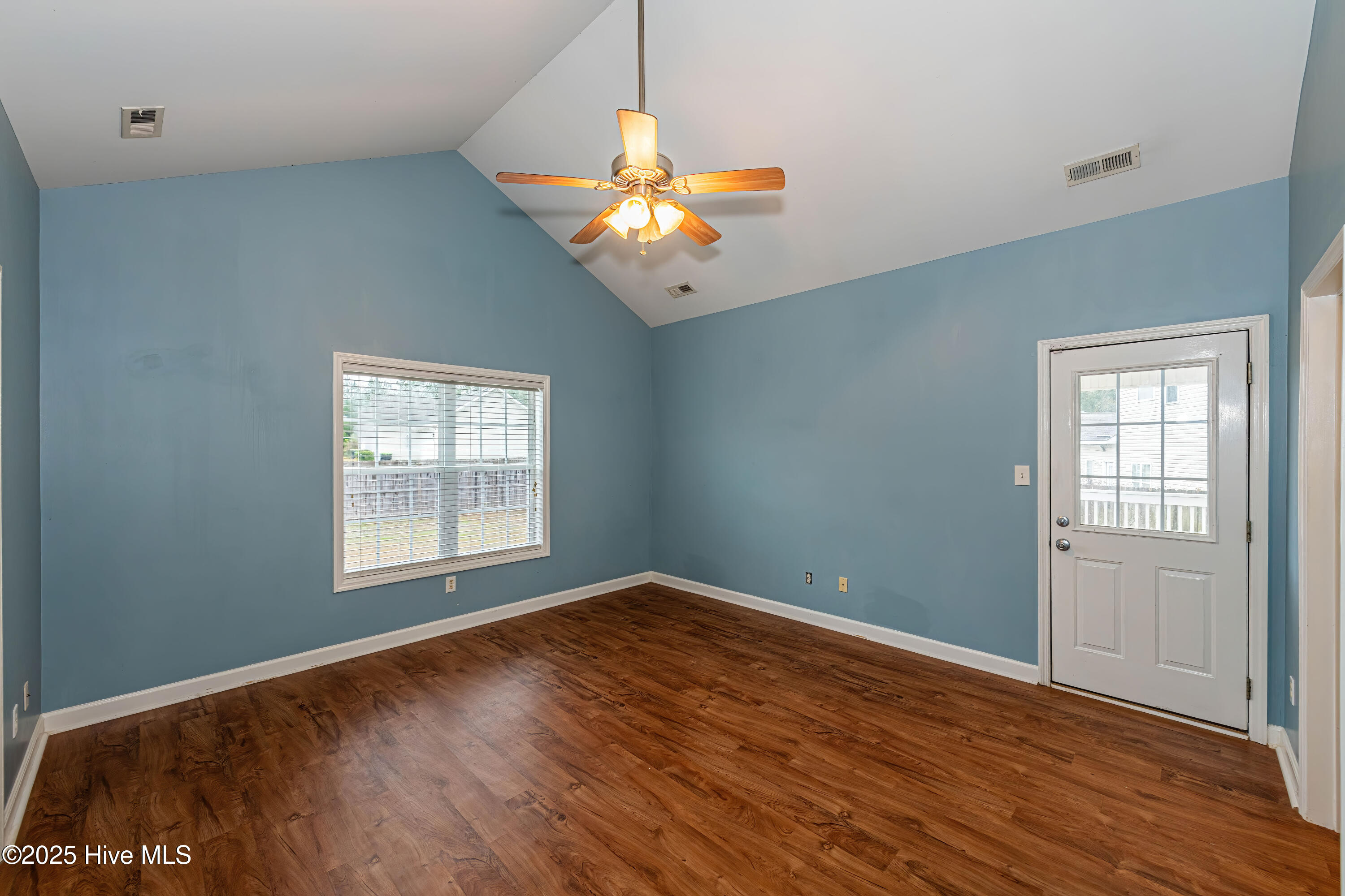 100539008 | Photo 23