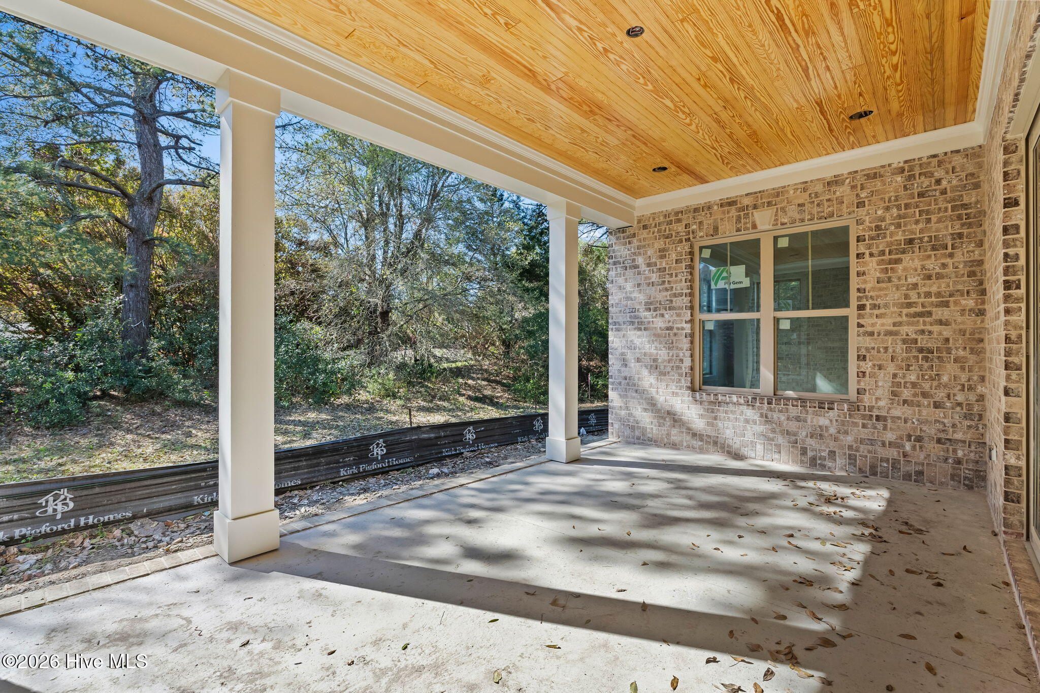 100568137 | Photo 19