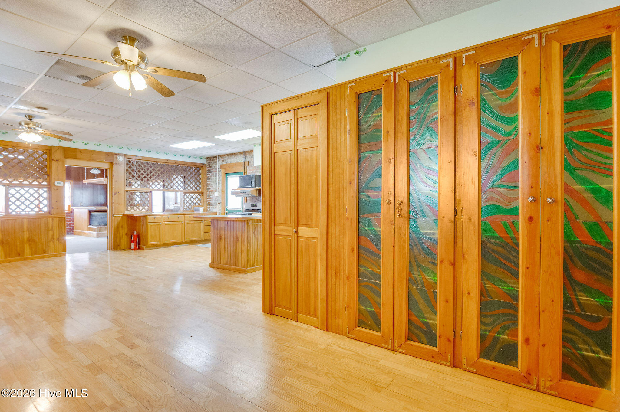 100561889 | Photo 40