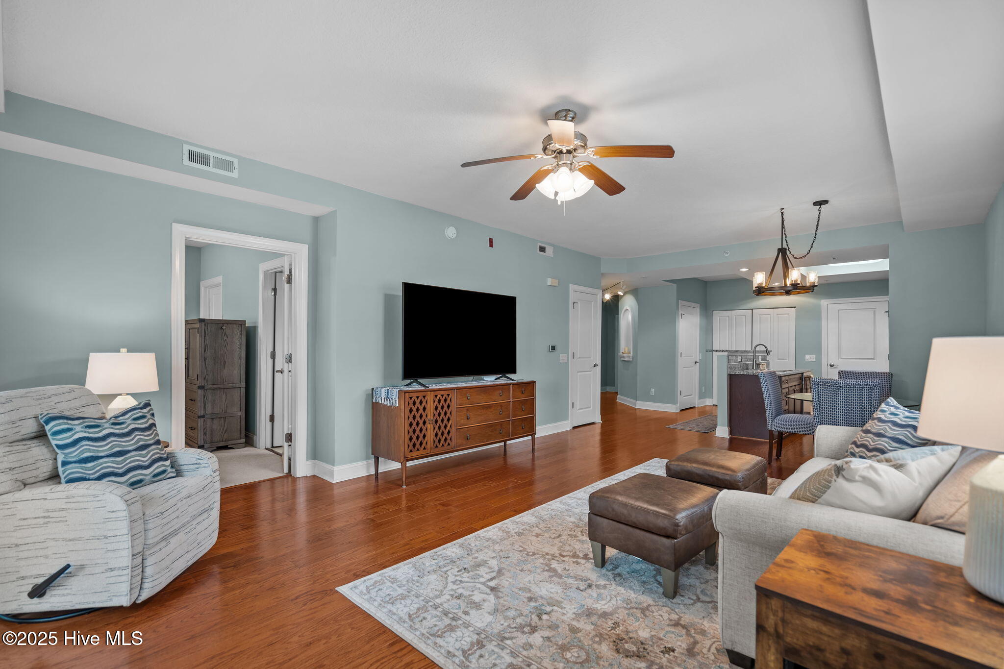 100535787 | Photo 19