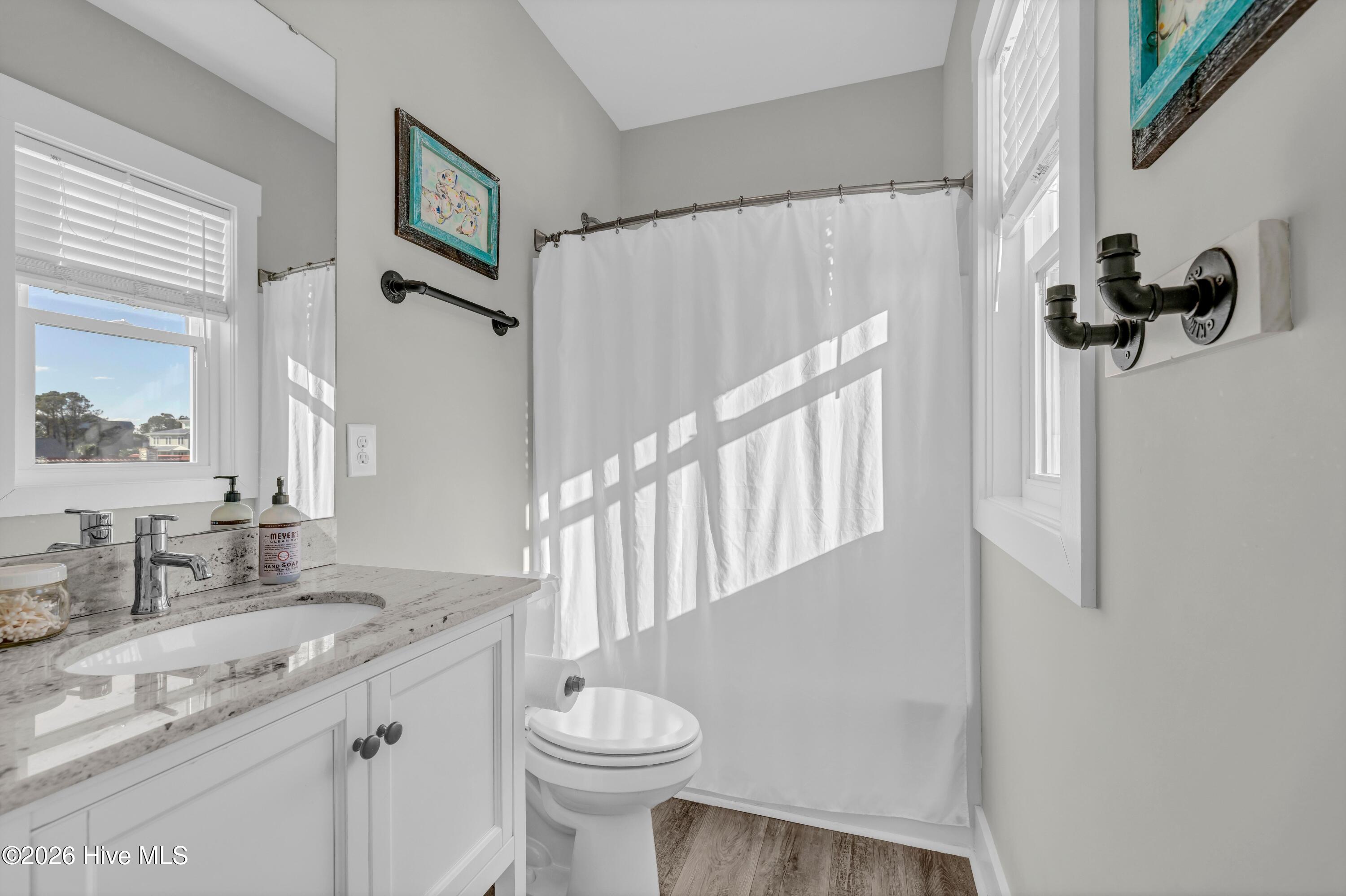 100549808 | Photo 38