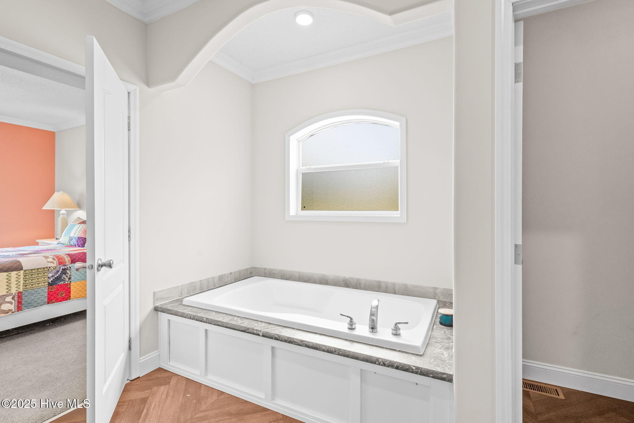 100518984 | Photo 16