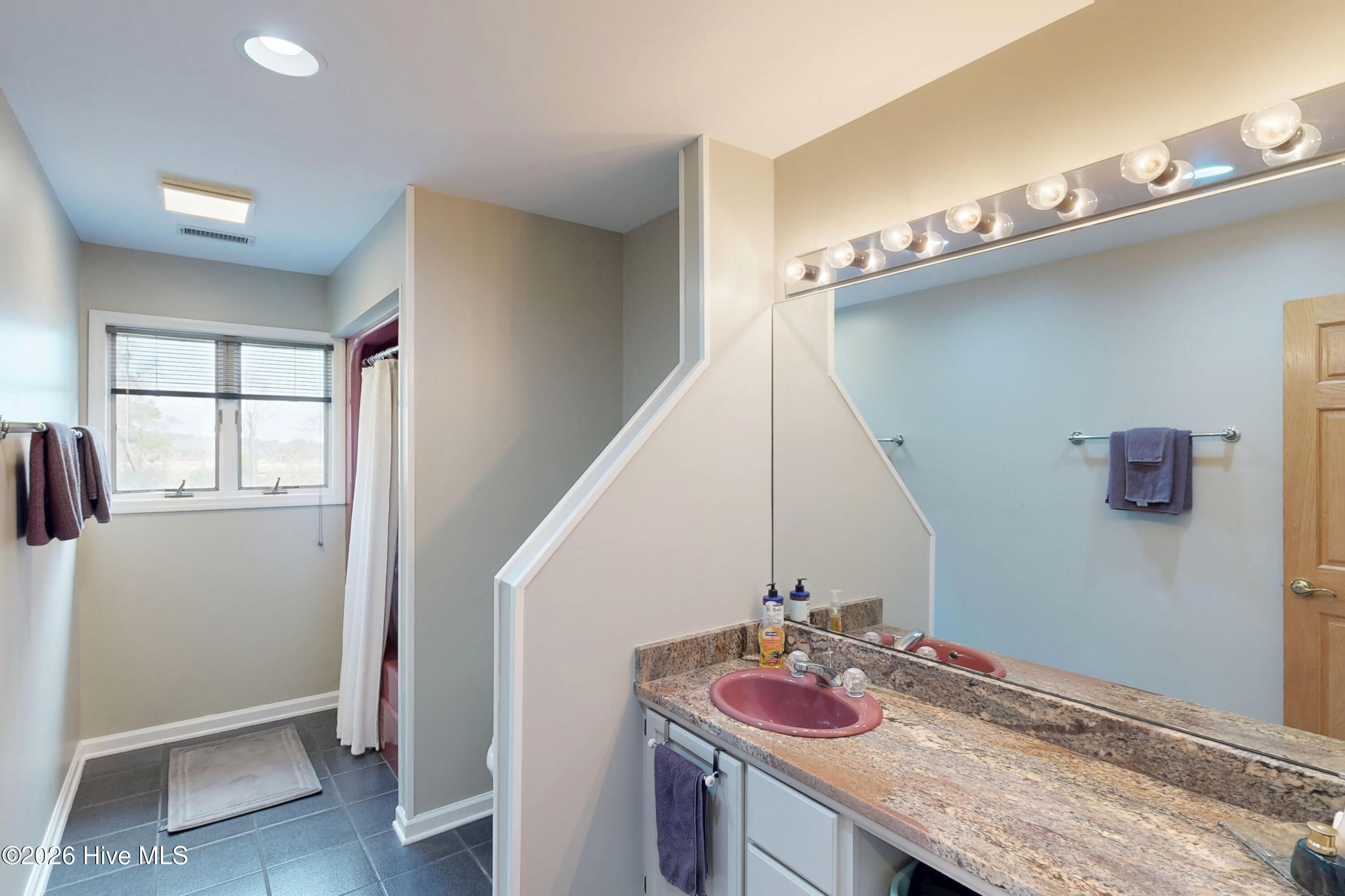 100559840 | Photo 26