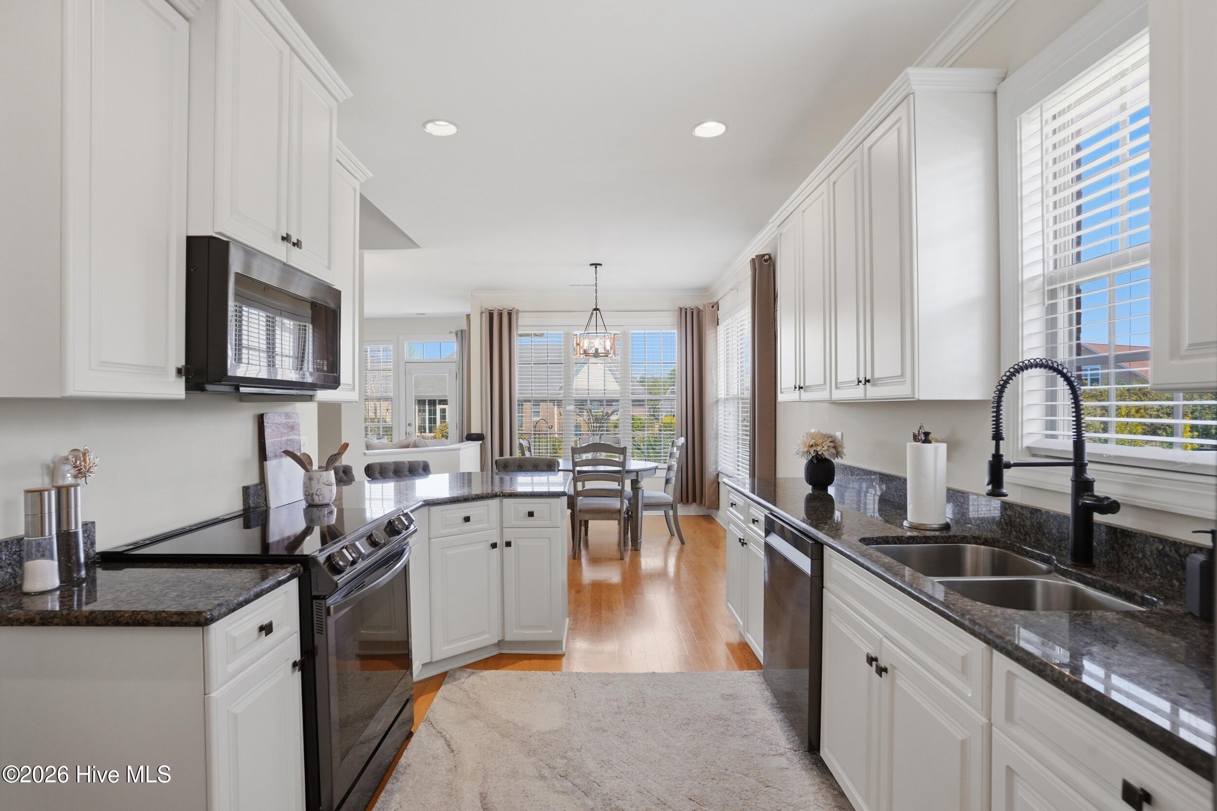 100561149 | Photo 10