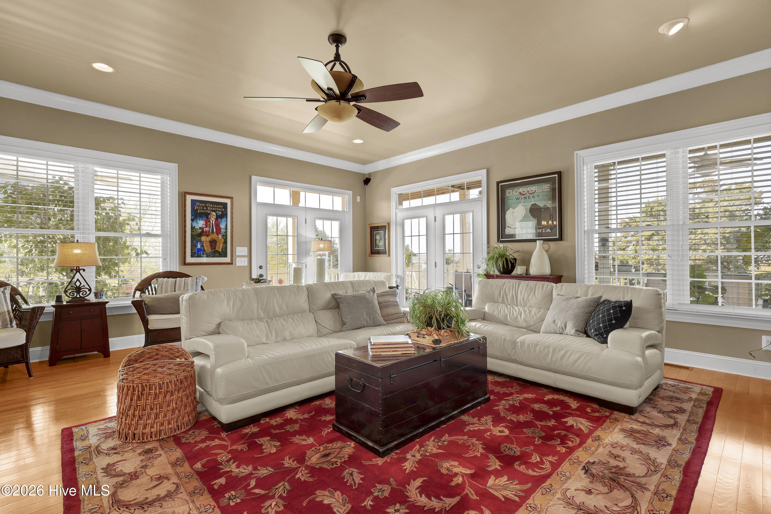 100564861 | Photo 41