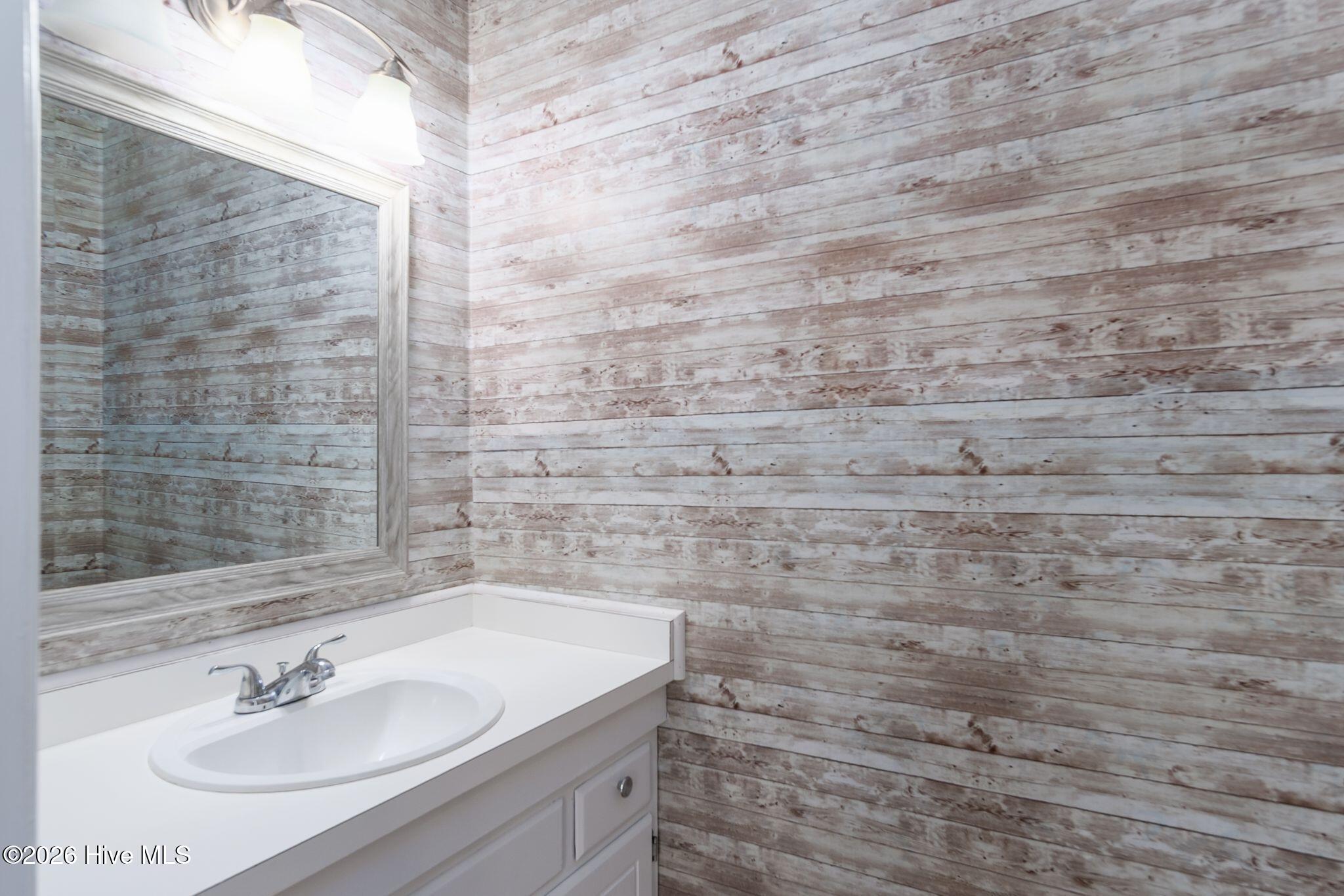 100568369 | Photo 36