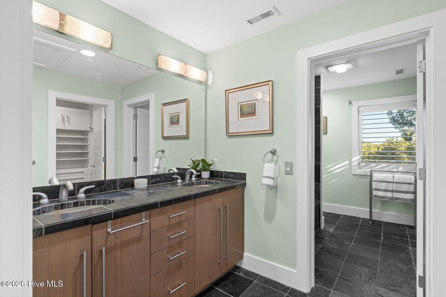 100558974 | Photo 43