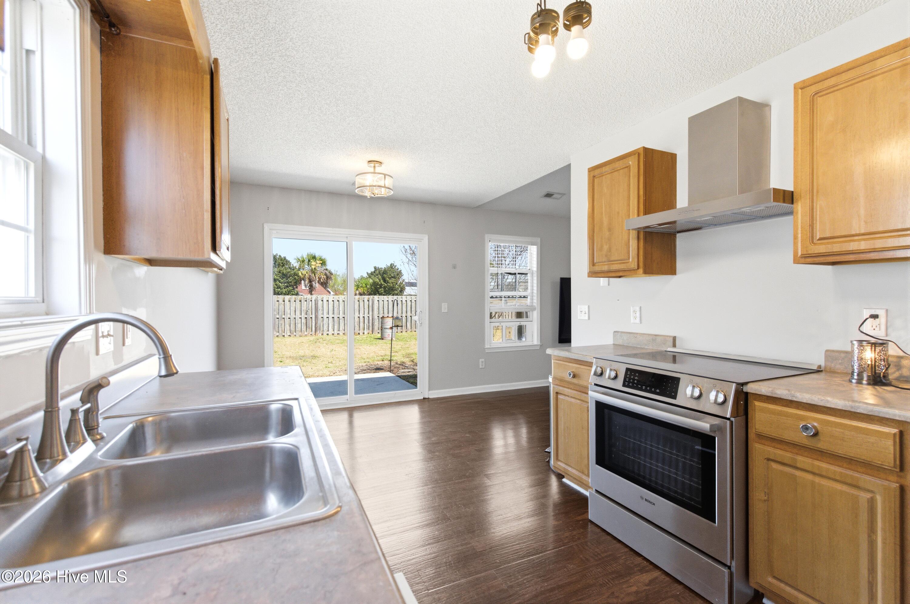 100560348 | Photo 14