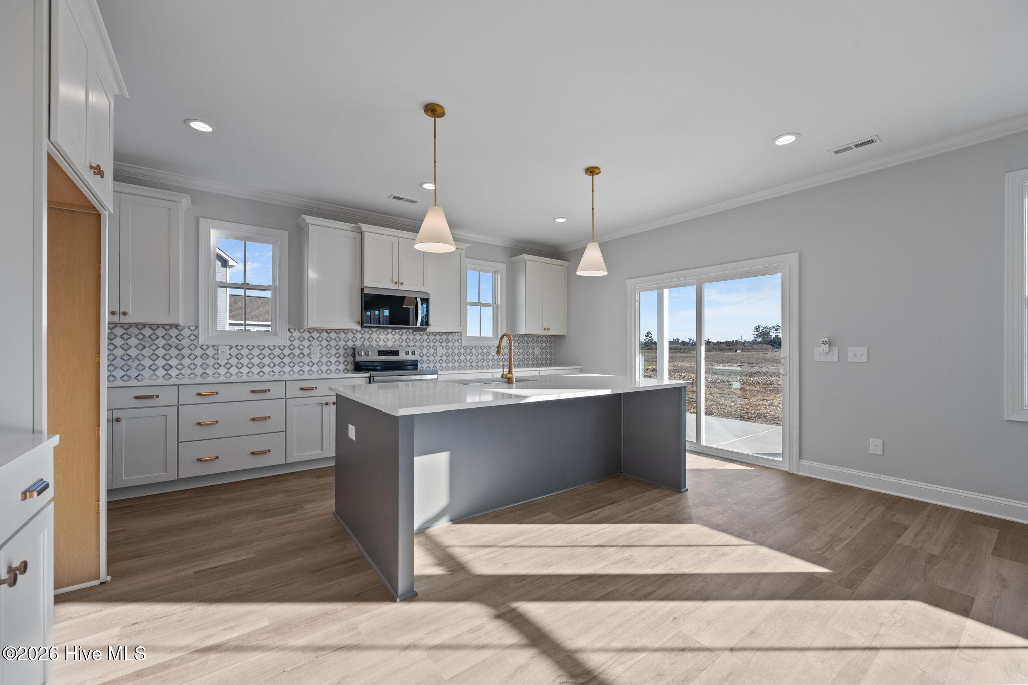 100566681 | Photo 25