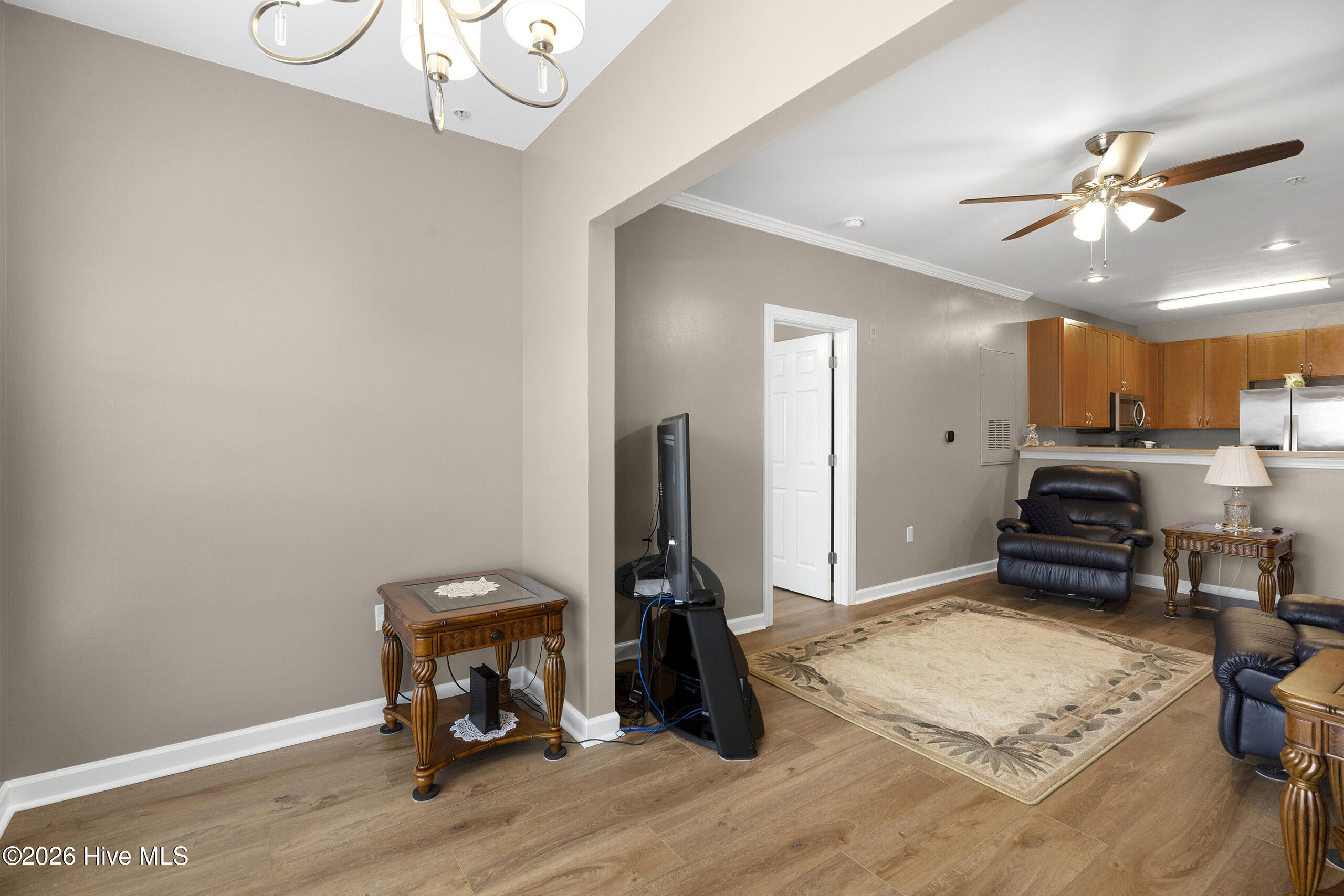 100560477 | Photo 15