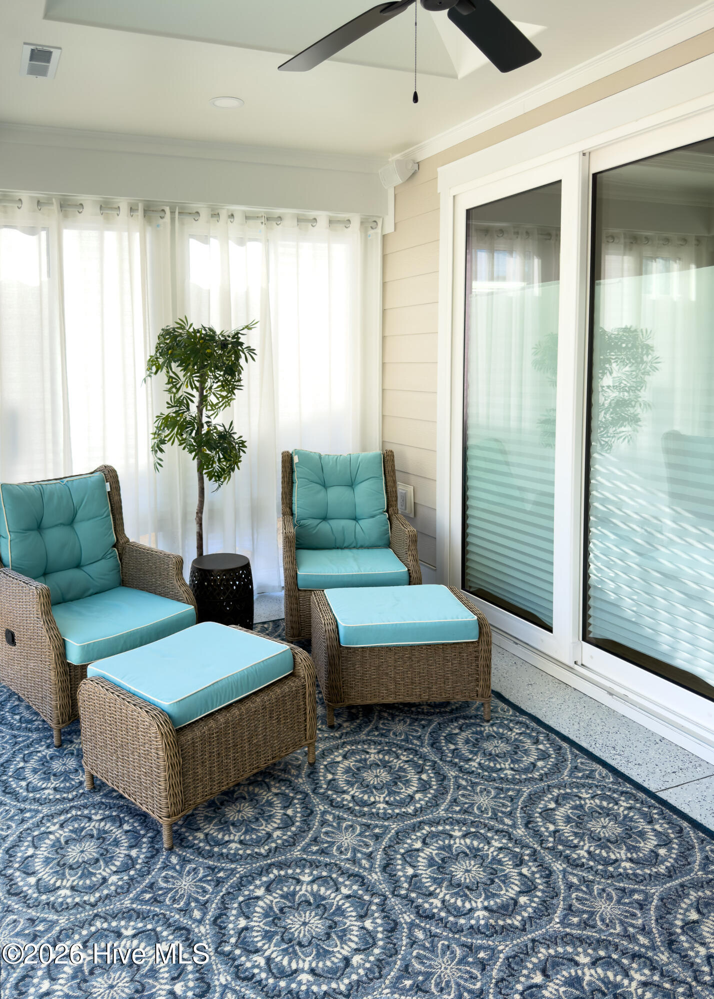 100547425 | Photo 25