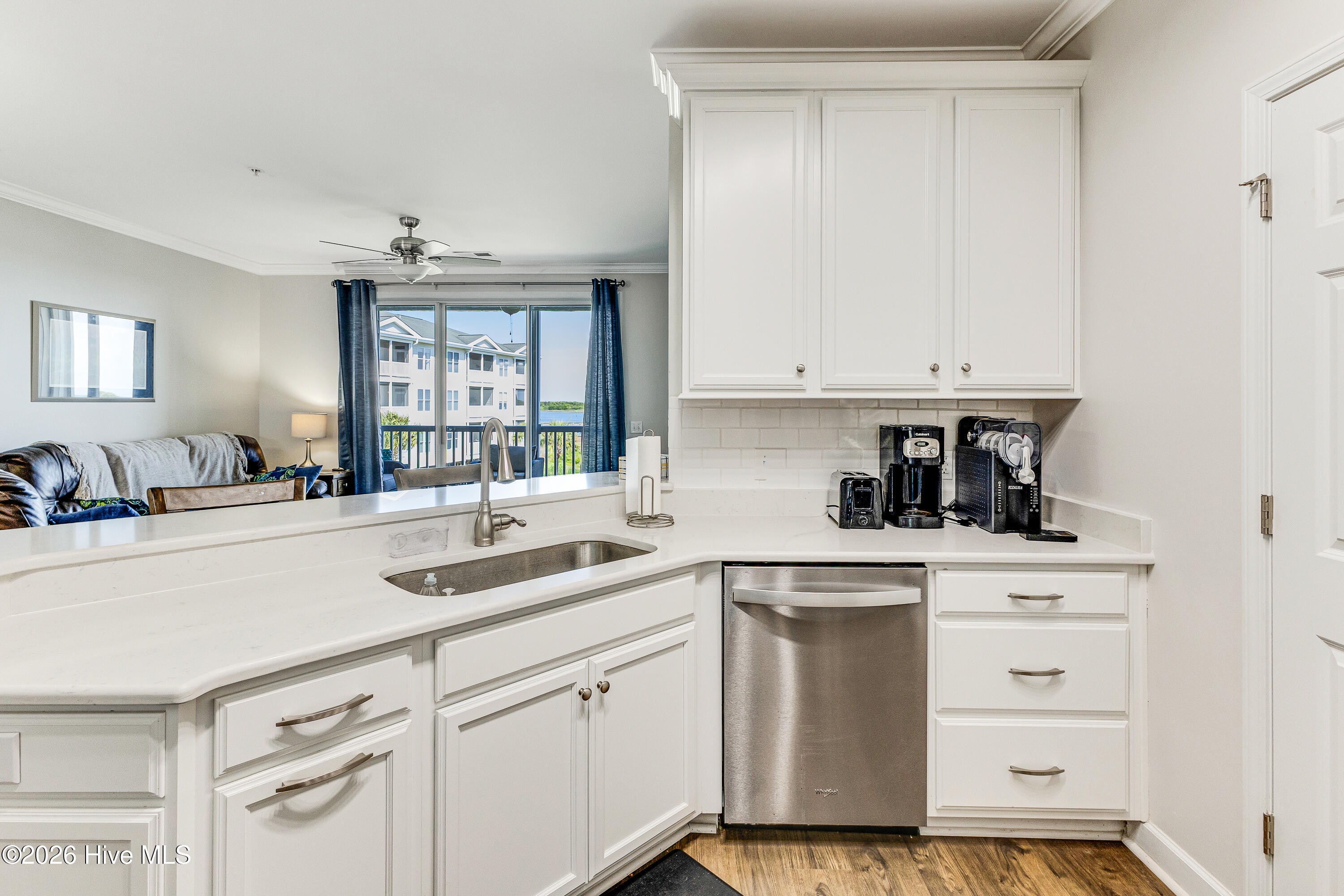 100569606 | Photo 11