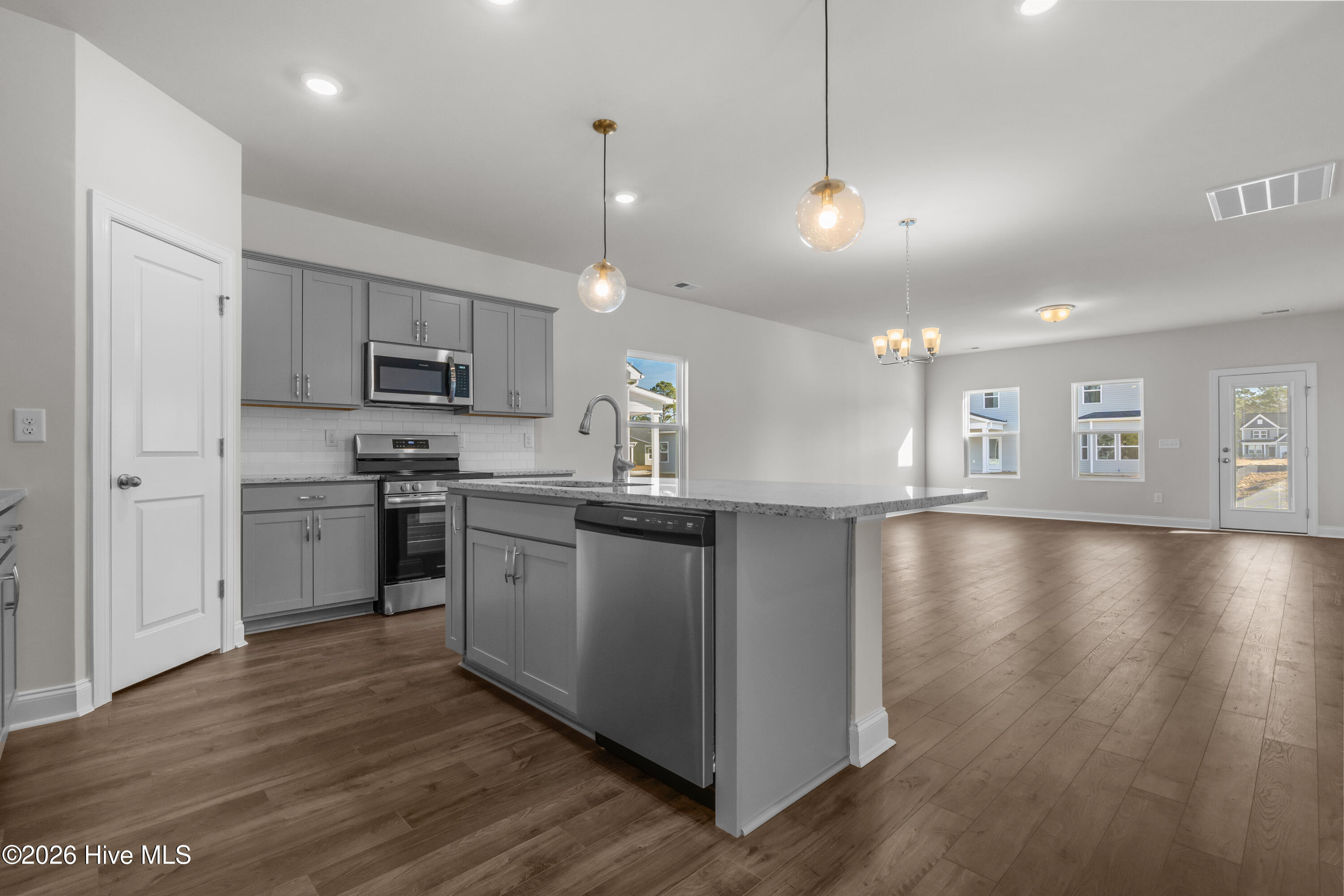 100560176 | Photo 11