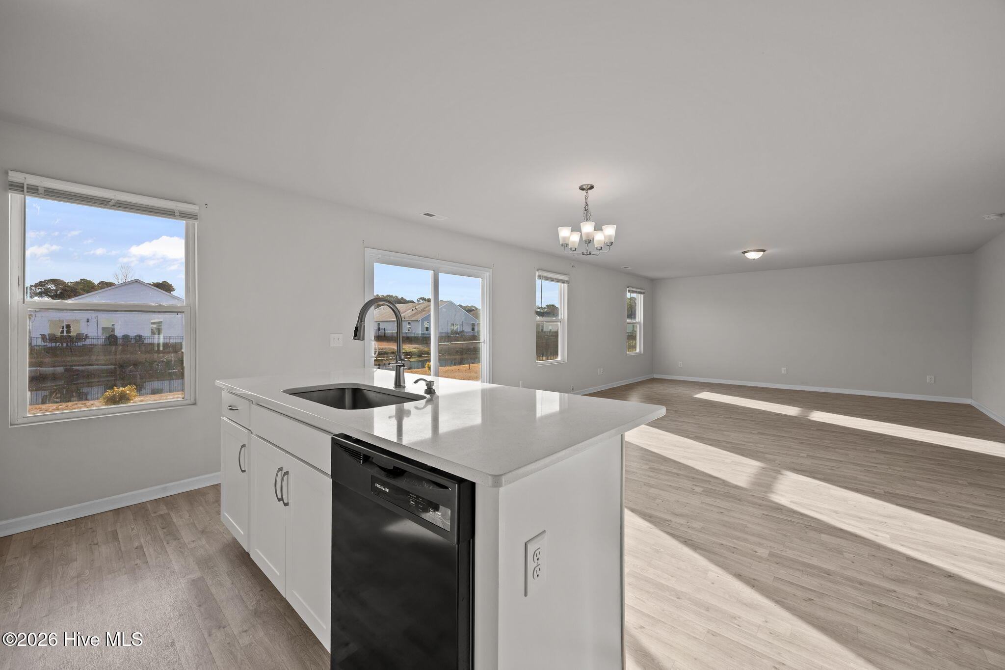 100549806 | Photo 12