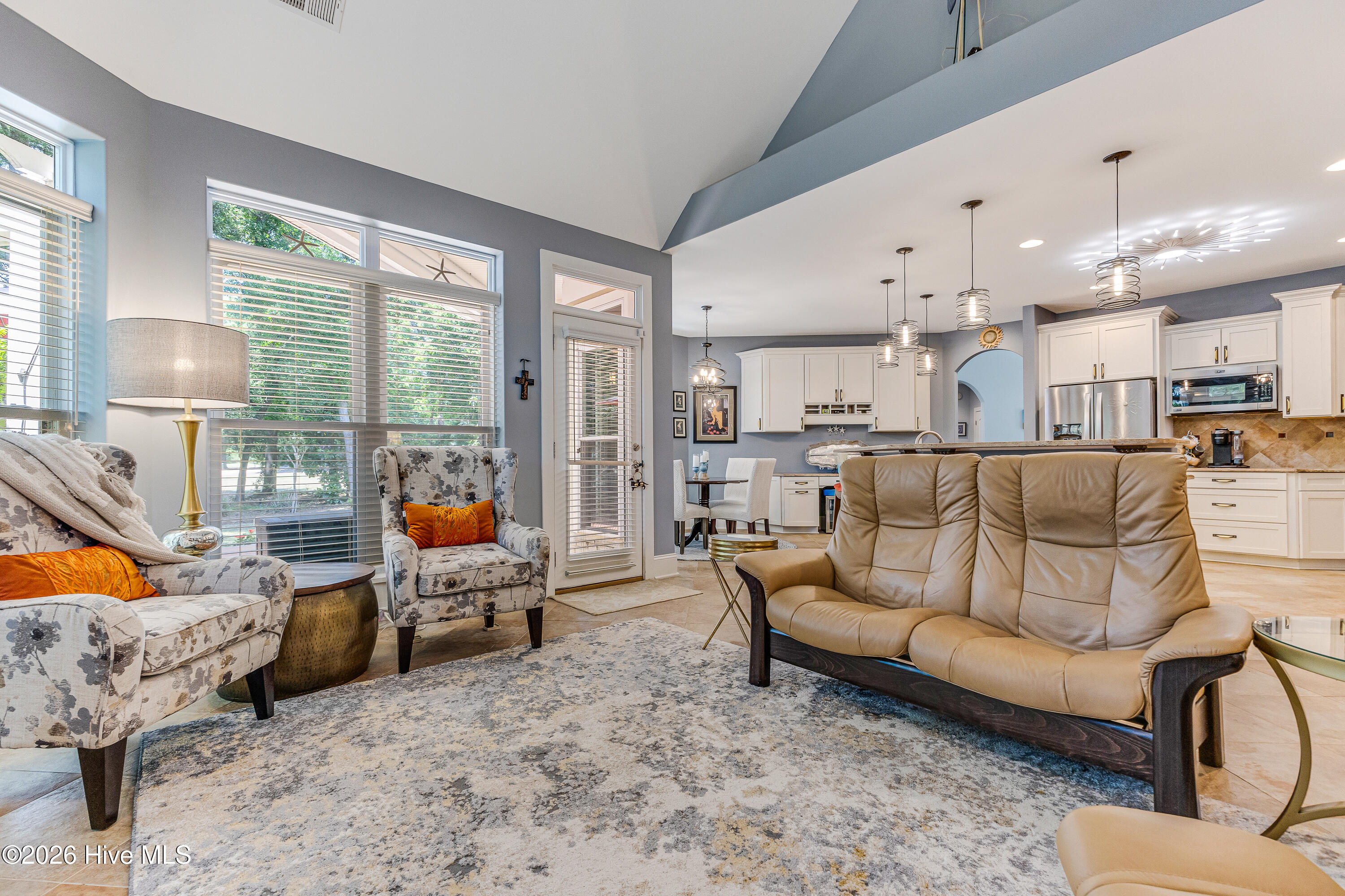 100570031 | Photo 26