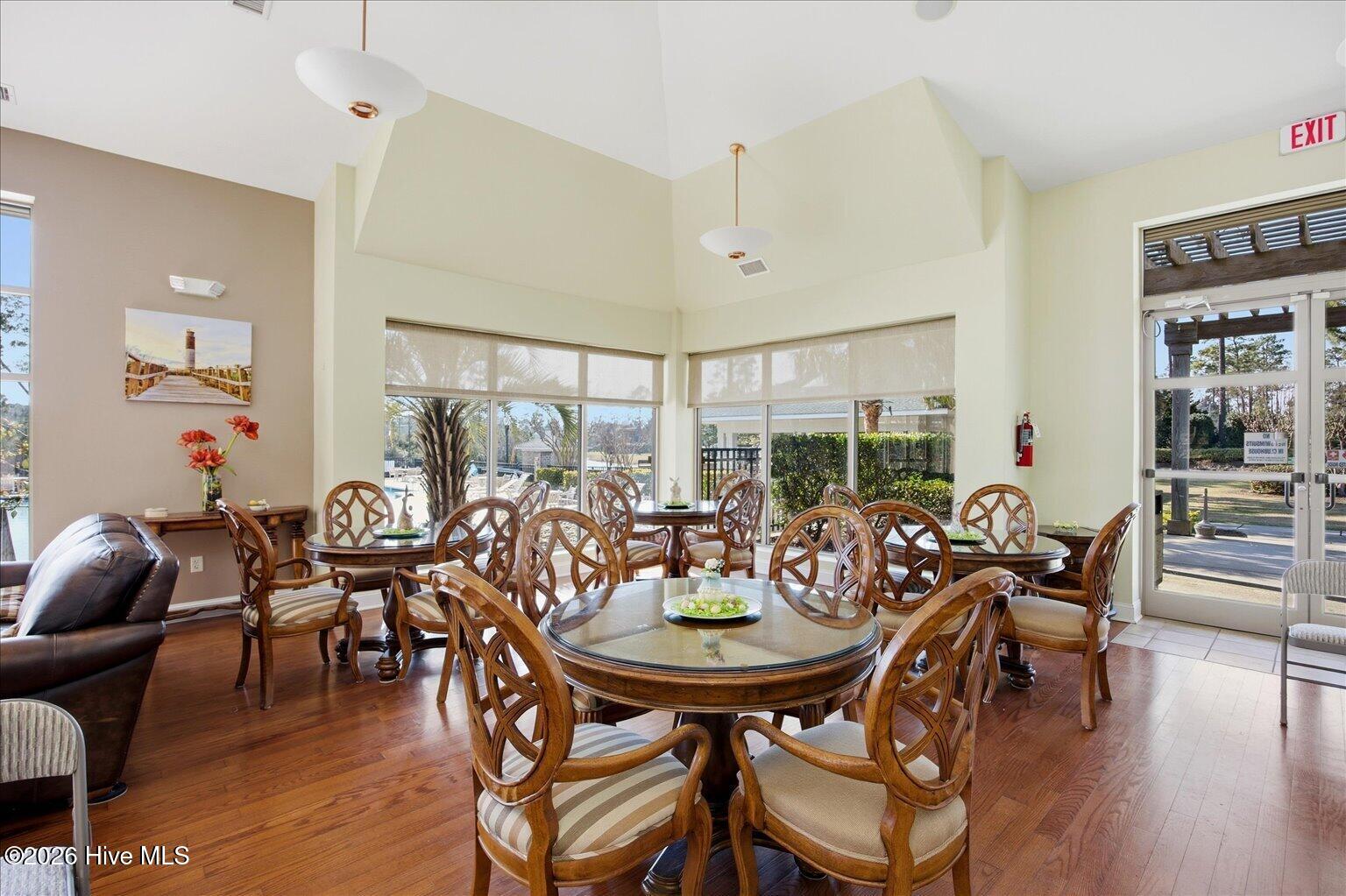 100560337 | Photo 33