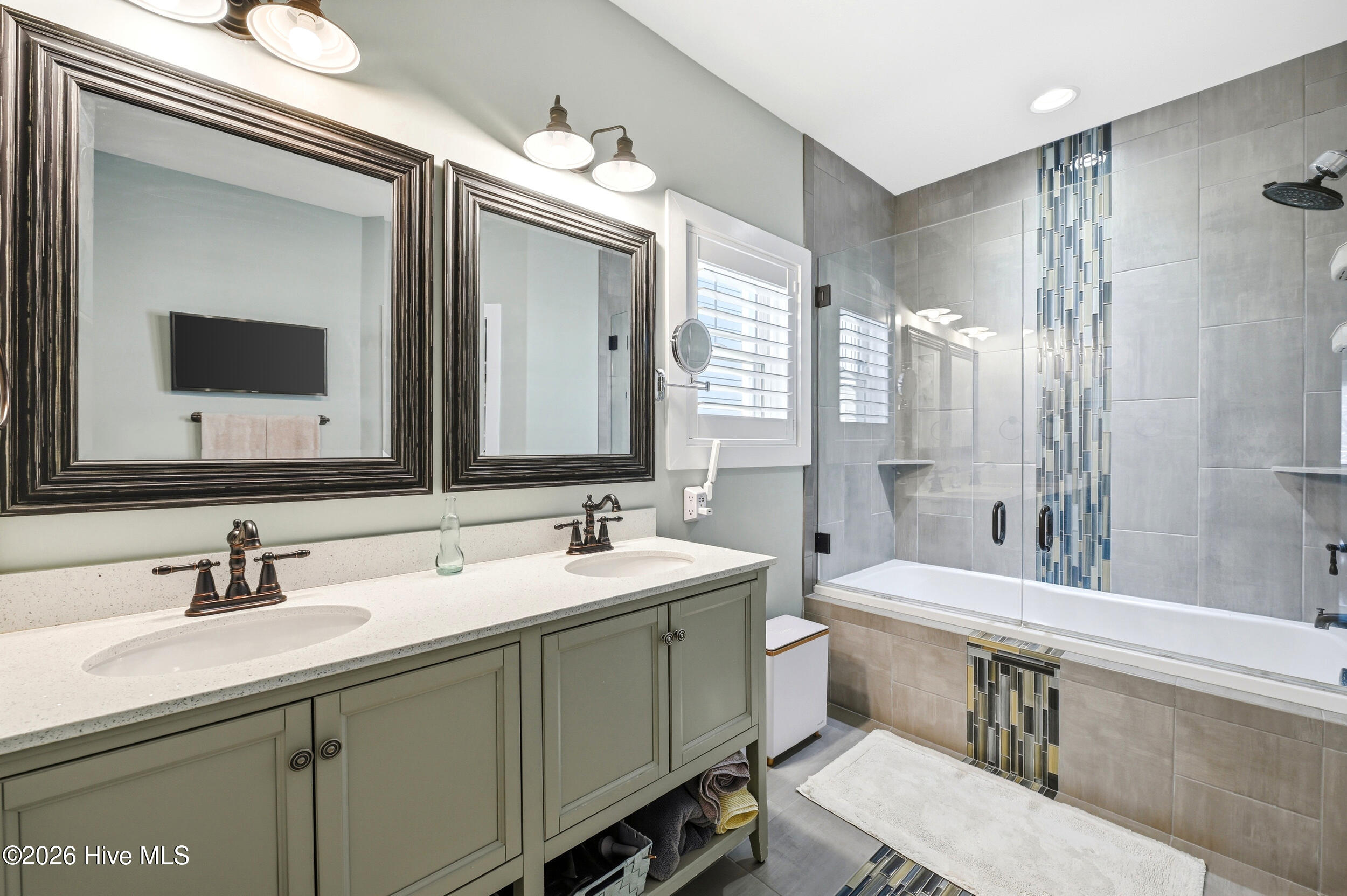 100568408 | Photo 21