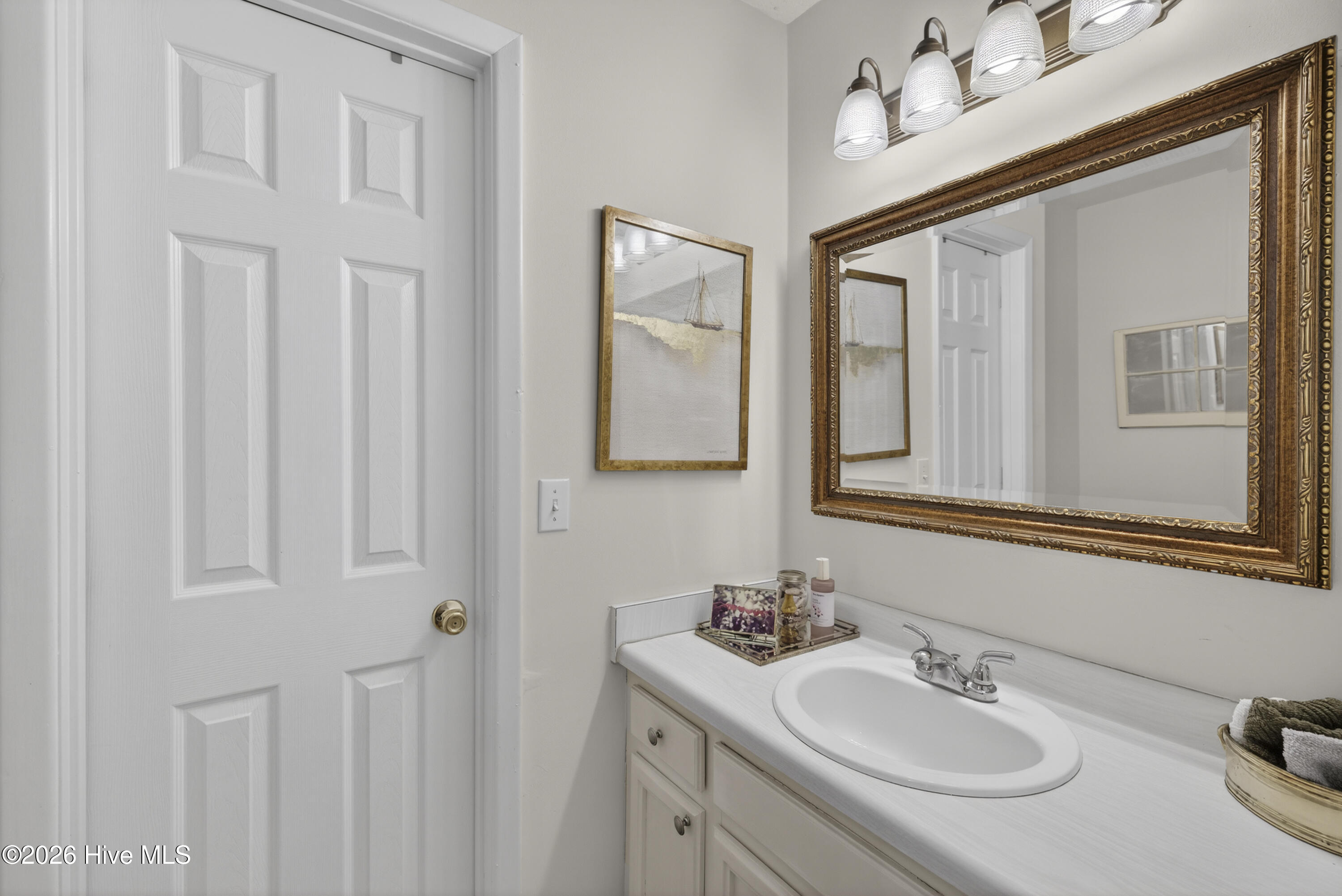 100555810 | Photo 24