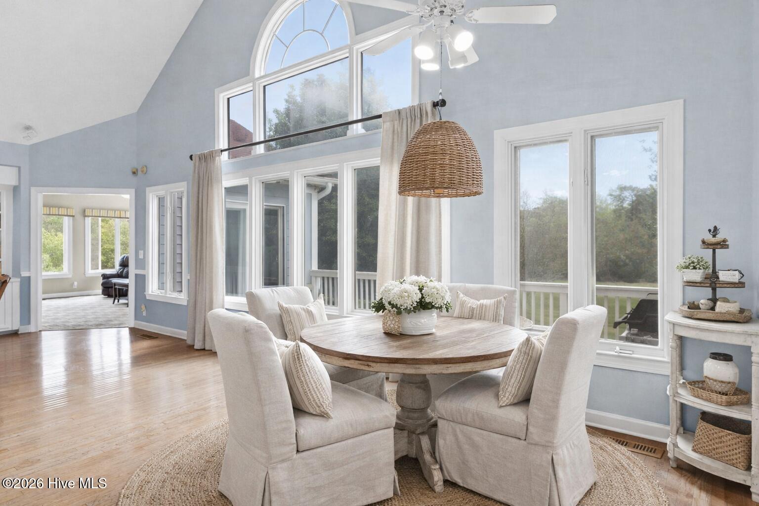 100550384 | Photo 11