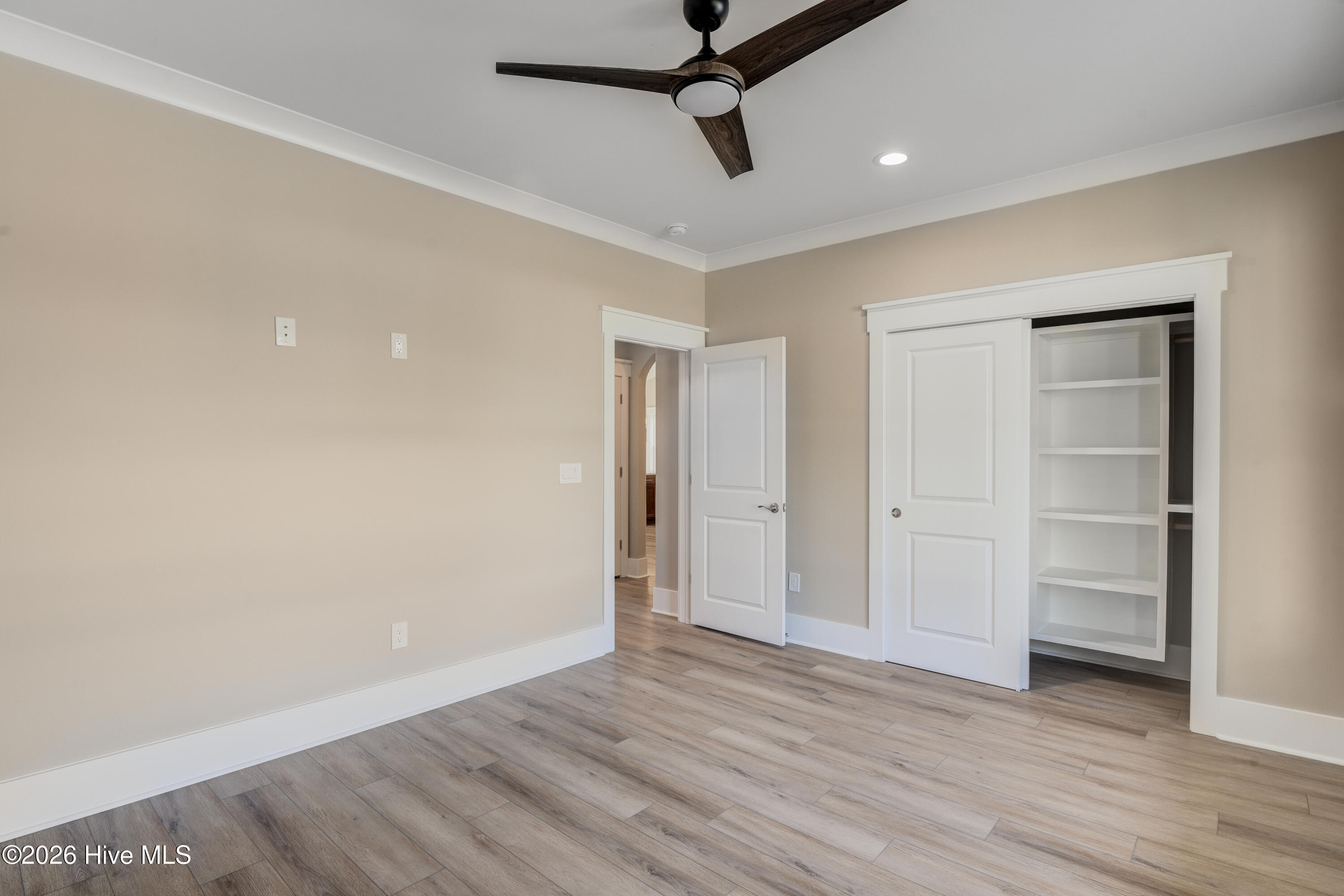 100563522 | Photo 44