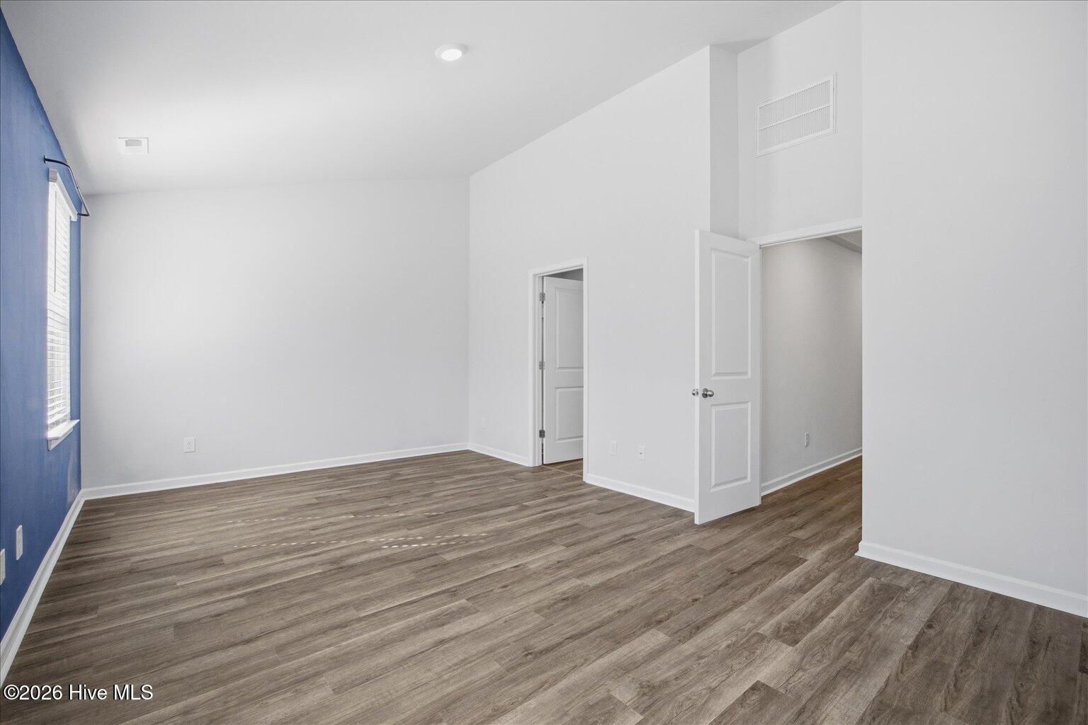 100548049 | Photo 56