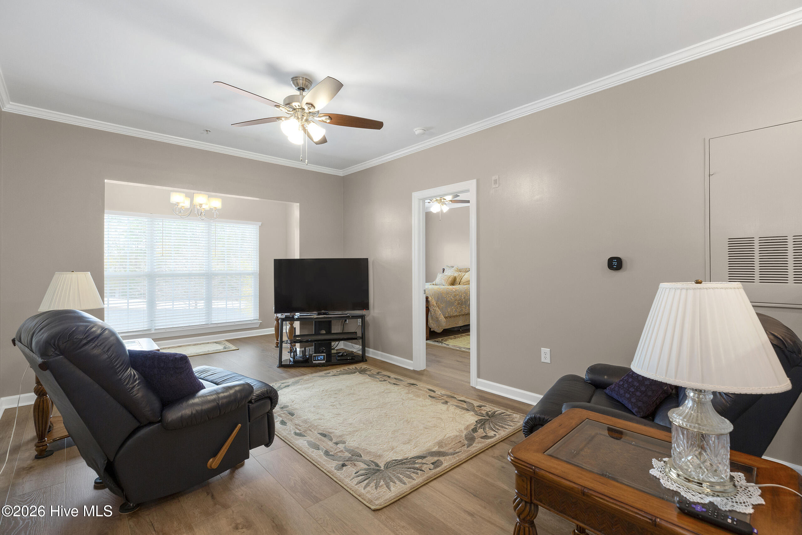 100560477 | Photo 11