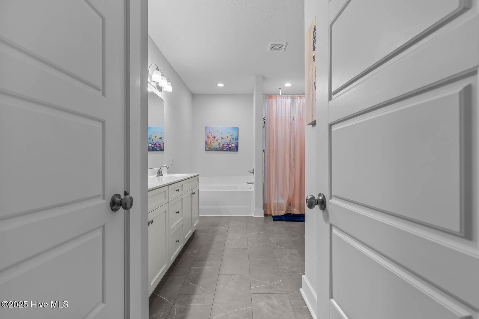 100544097 | Photo 41