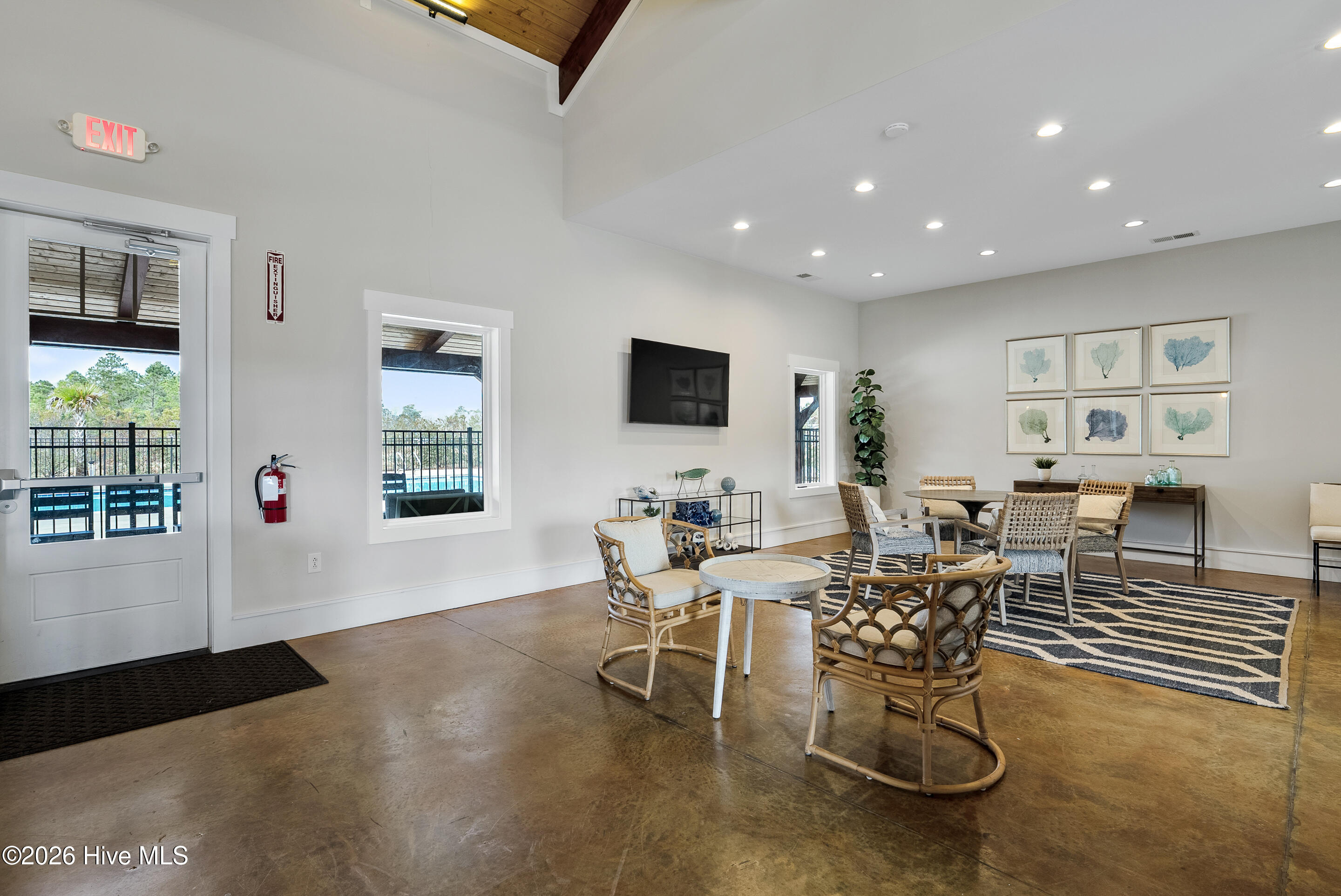 100559737 | Photo 48