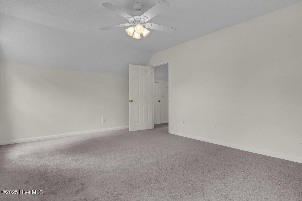 100513227 | Photo 23