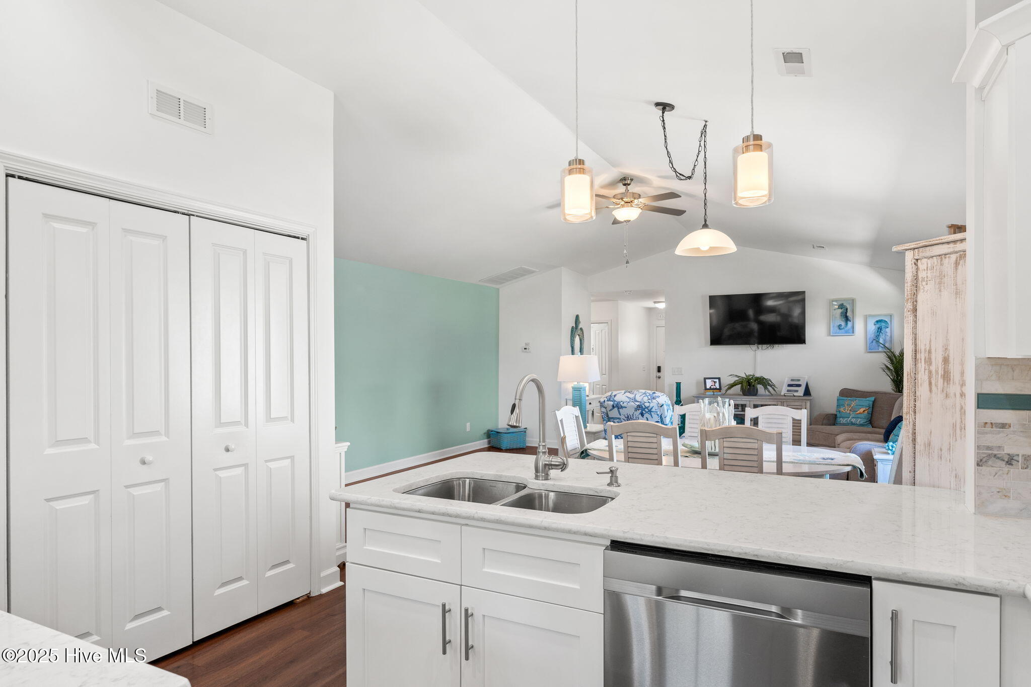 100536893 | Photo 17