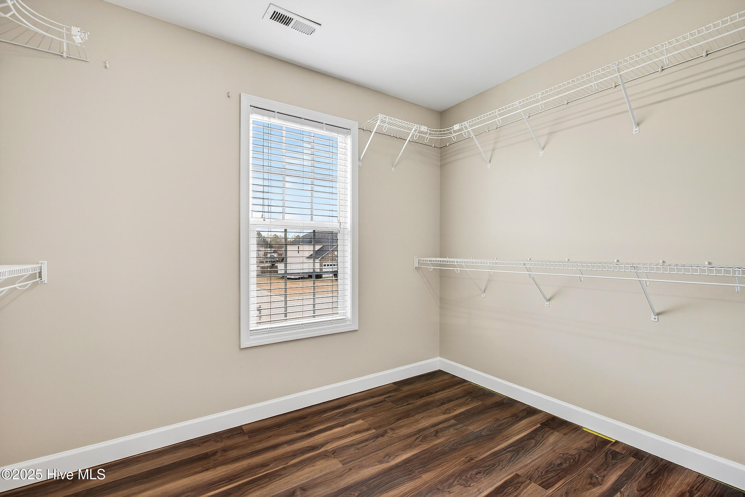 100547089 | Photo 29