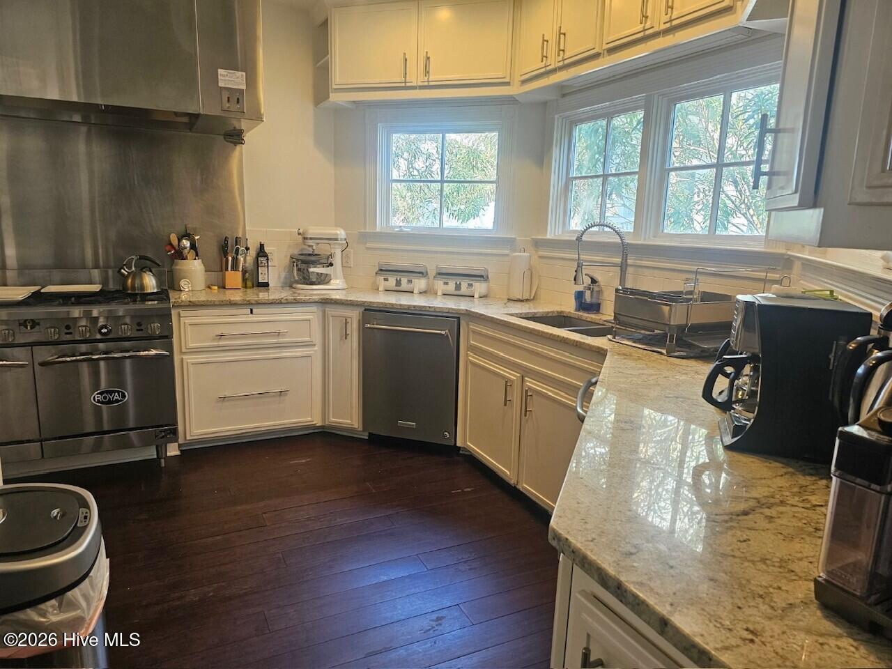 100559569 | Photo 19