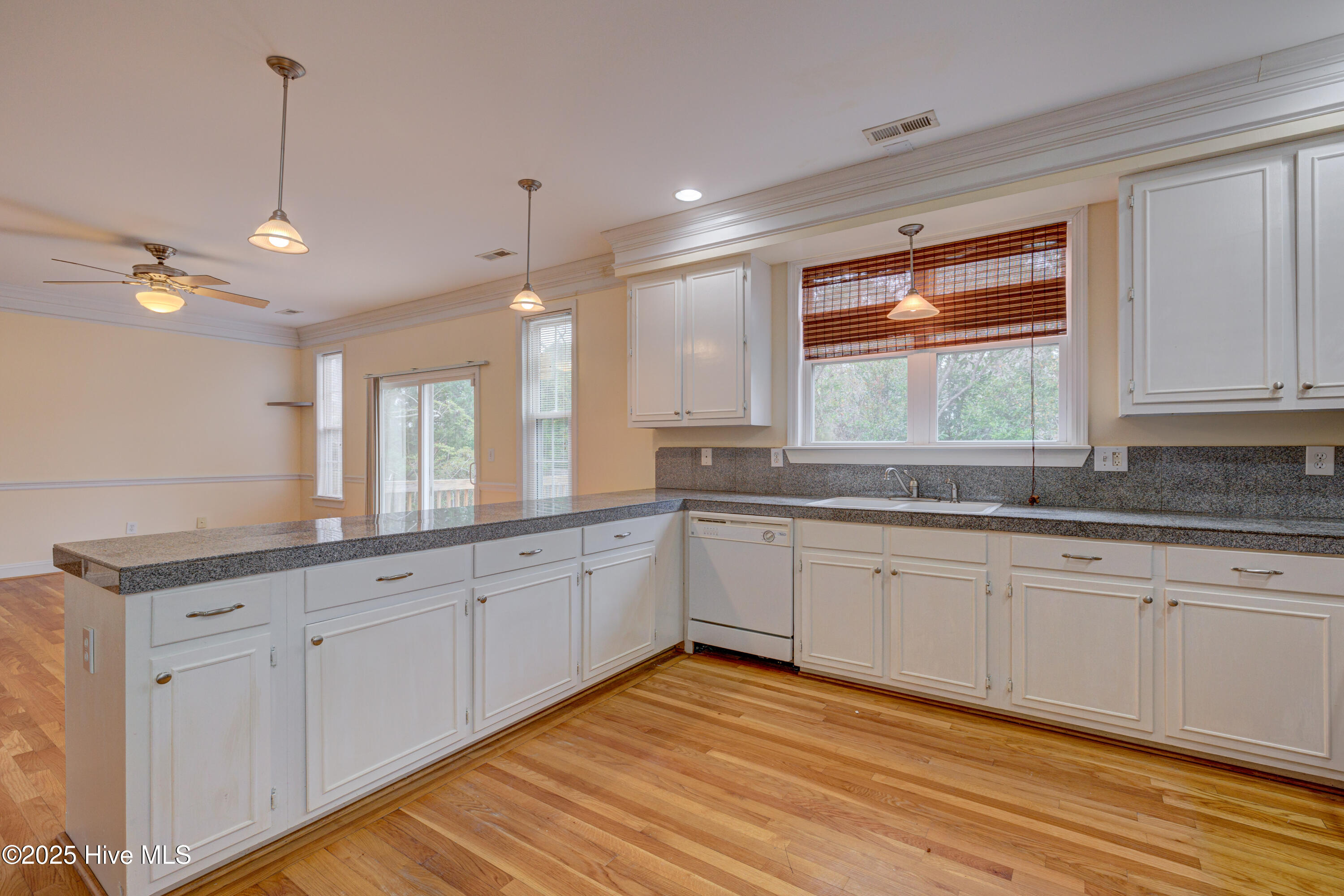 100567559 | Photo 18