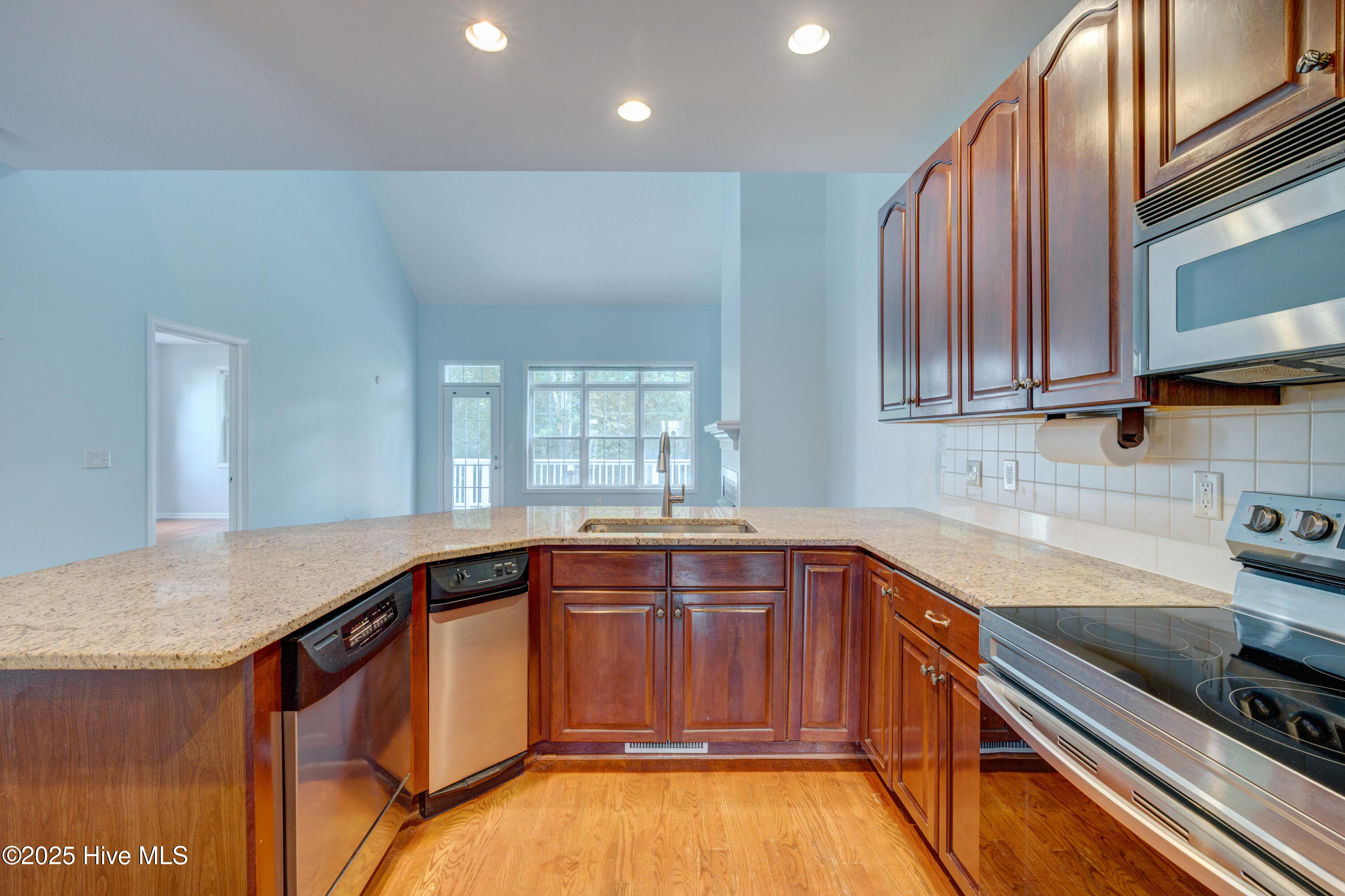 100526585 | Photo 21