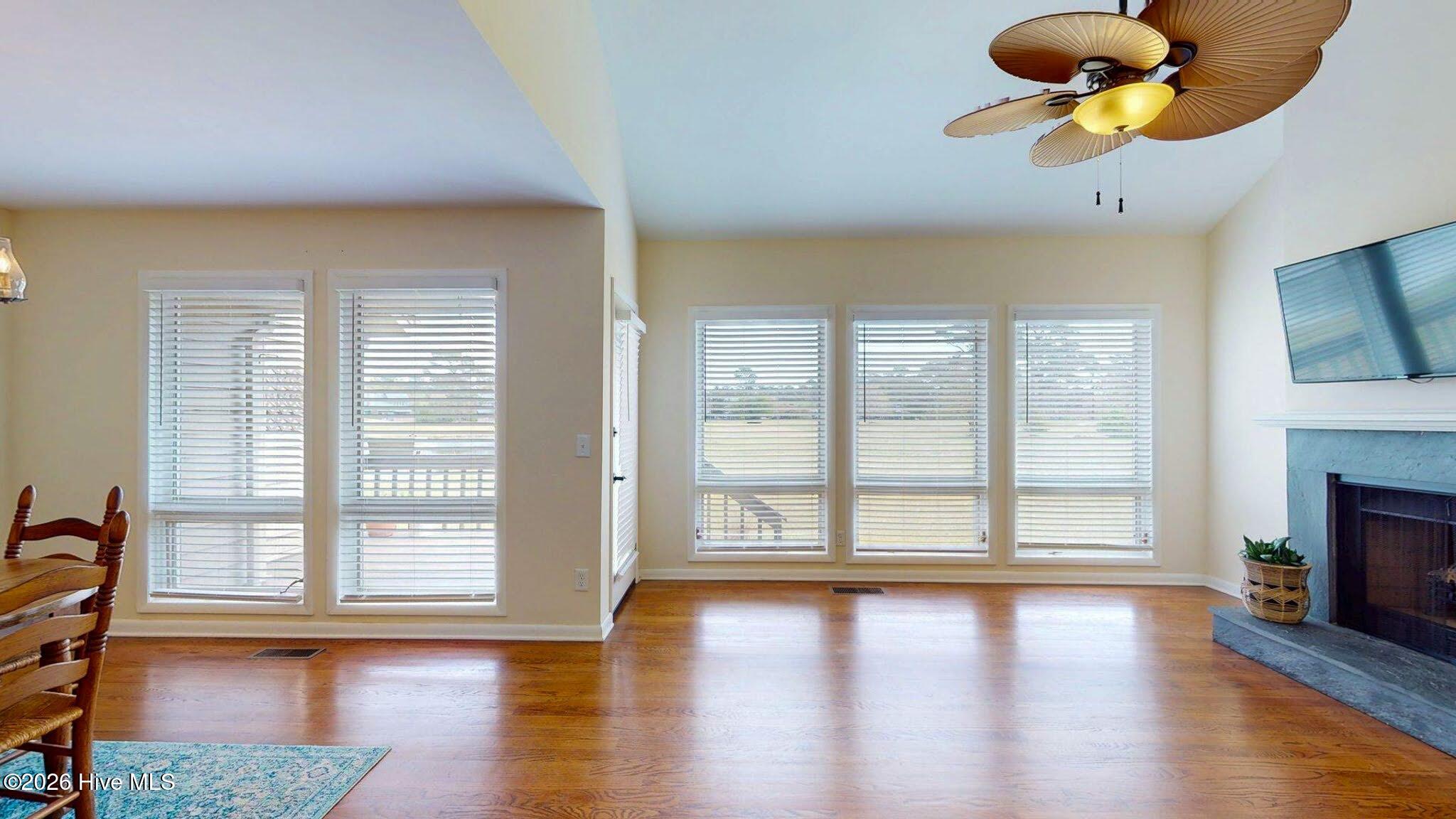 100561610 | Photo 31