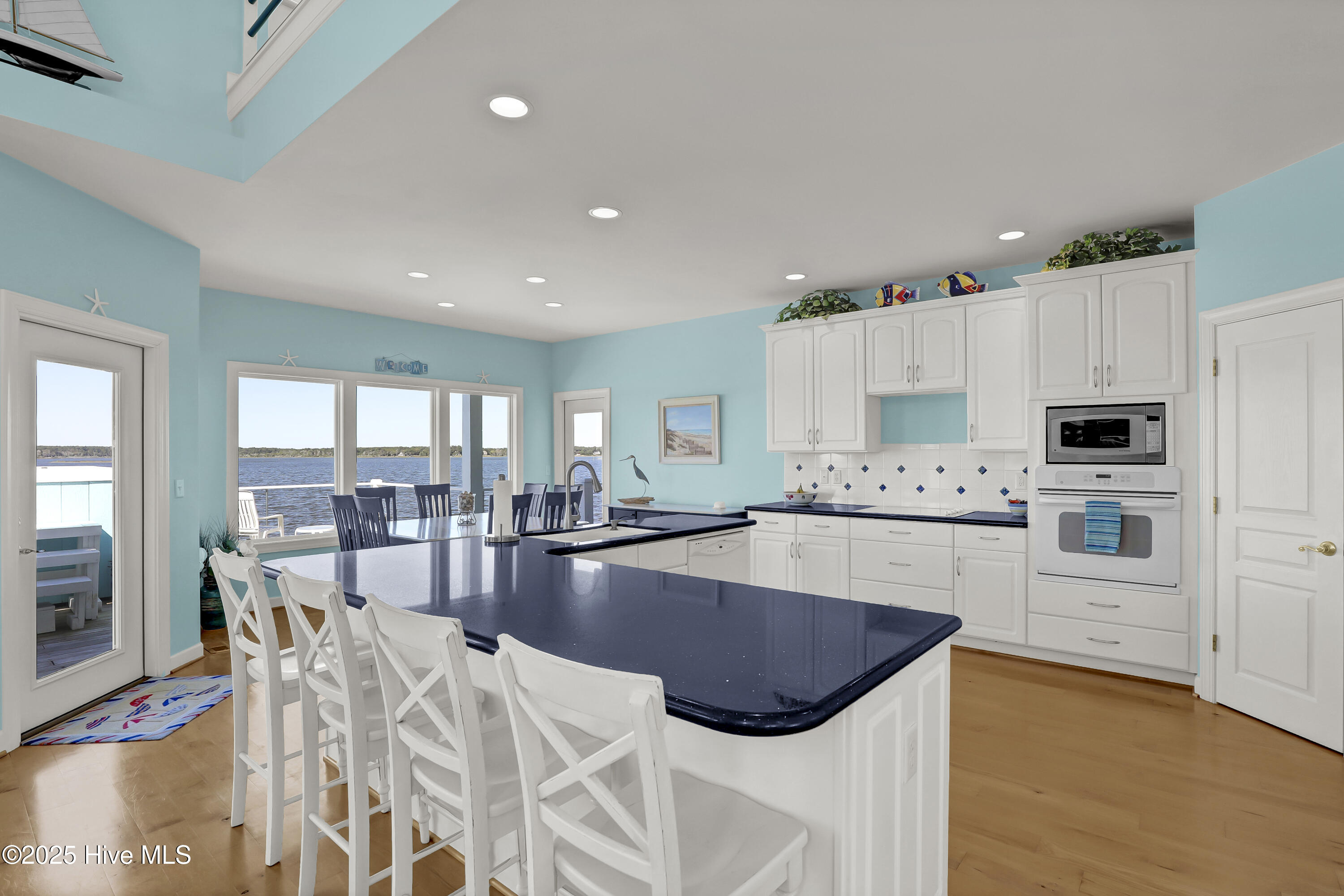 100537166 | Photo 23