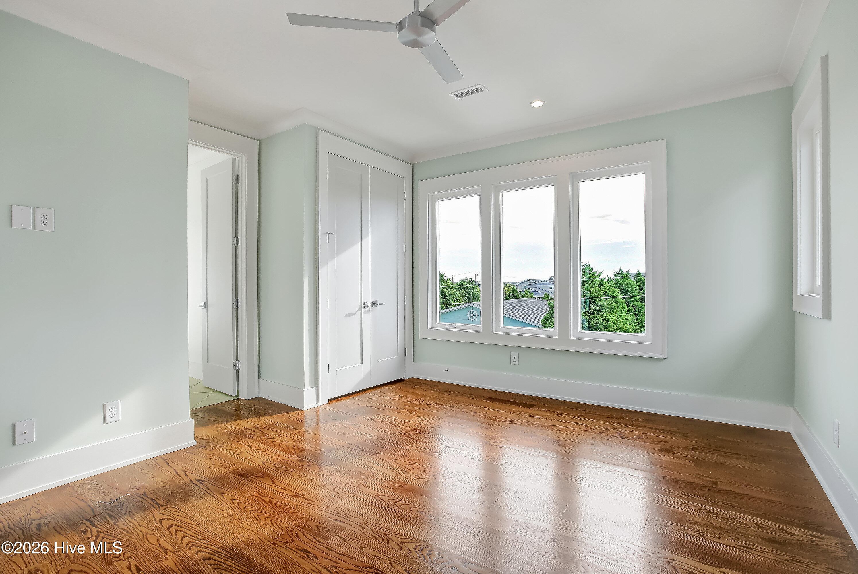 100563584 | Photo 30