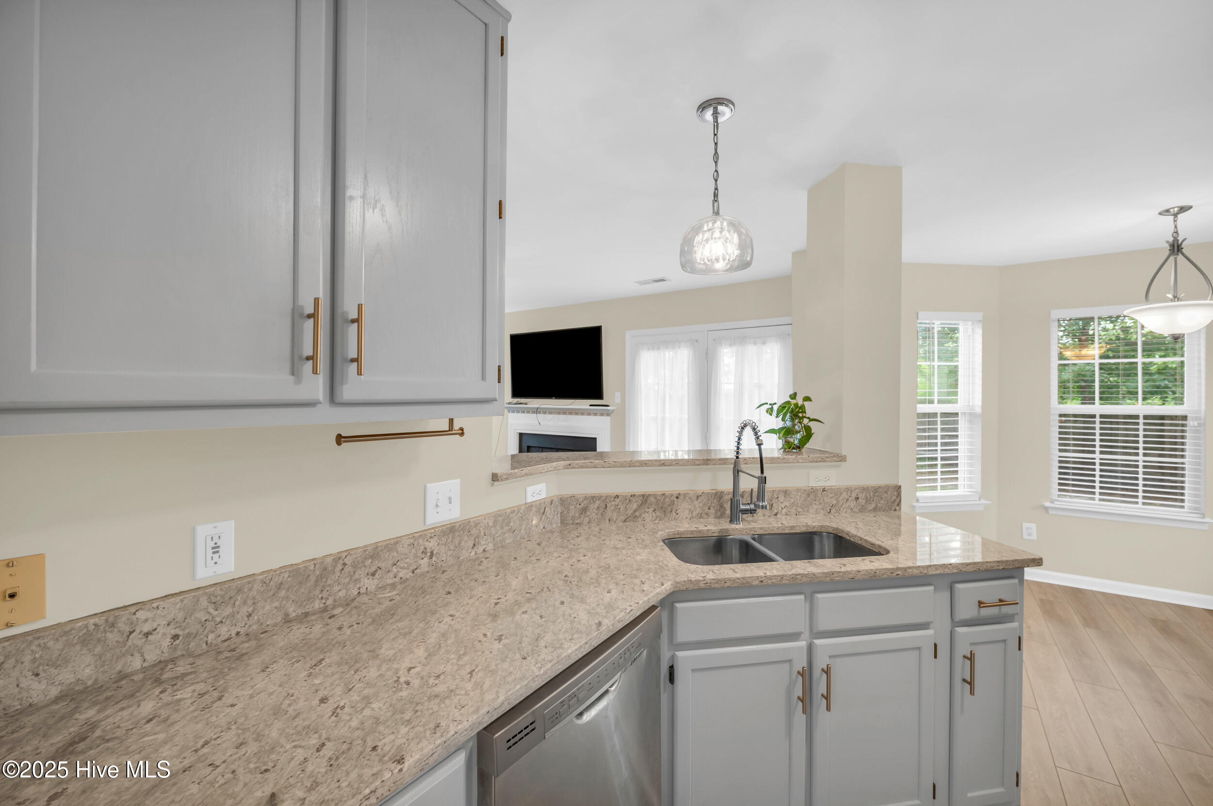 100532277 | Photo 17