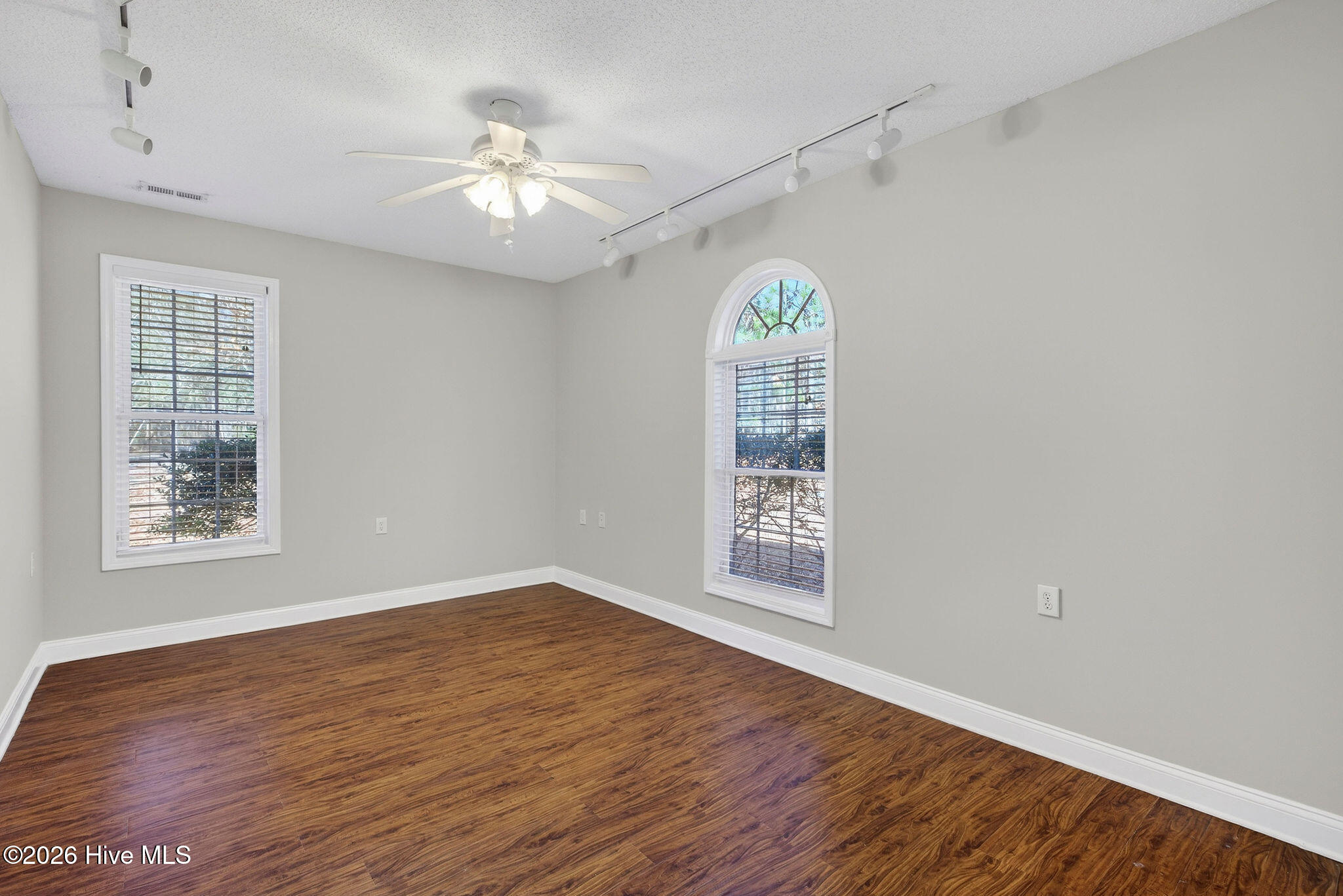 100549331 | Photo 52